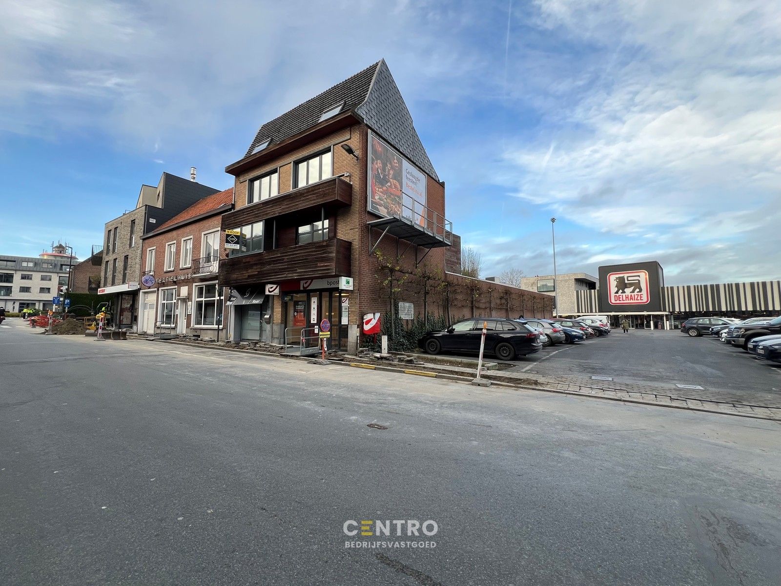 Veelzijdig pand bestaande uit RUIME woning met kantoor/praktijk/winkelruimte (267m²) + VERHUURD handelsgelijkvloers (238m²) op COMMERCIËLE ligging te Tielt! foto {{pictureIndex}}
