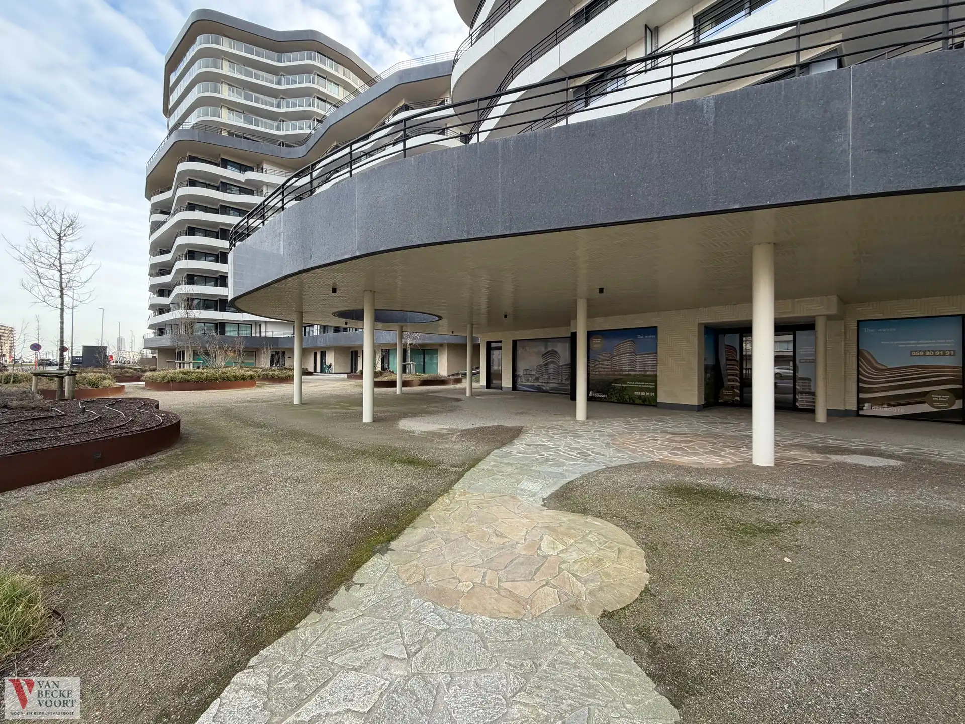 Handelsgelijkvloers 130m² foto {{pictureIndex}}