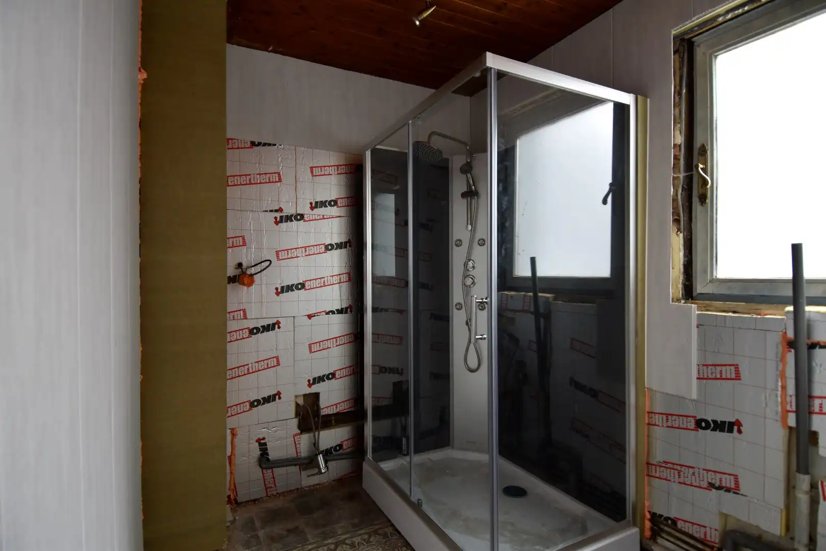 Te renoveren woning met 3 slaapkamers mét uitweg, ruime zolder en zonnig terras te koop in hartje Rekkem foto 8