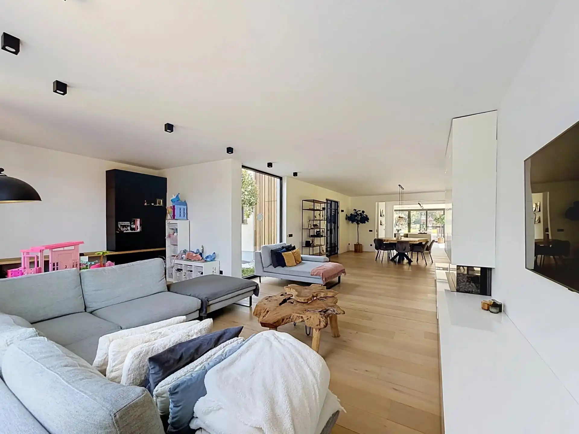 Zeer ruime villa voorzien van alle luxe met 3, mogelijk 5 slaapkamers en 2 badkamers foto 14