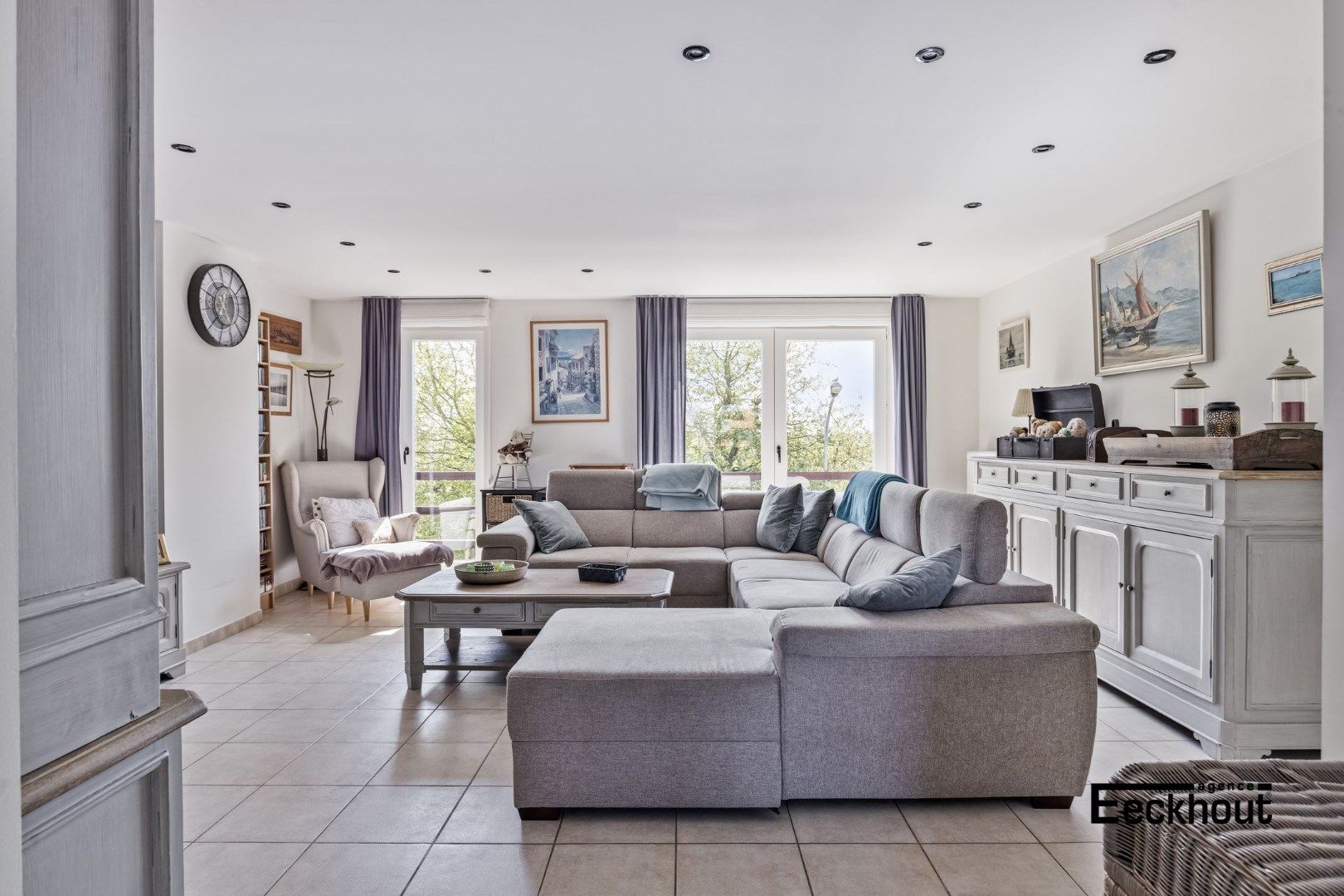 Ruim instapklaar appartement (143m²) met terras(9m²) en 3 slaapkamers in Bredene Dorp! foto 2