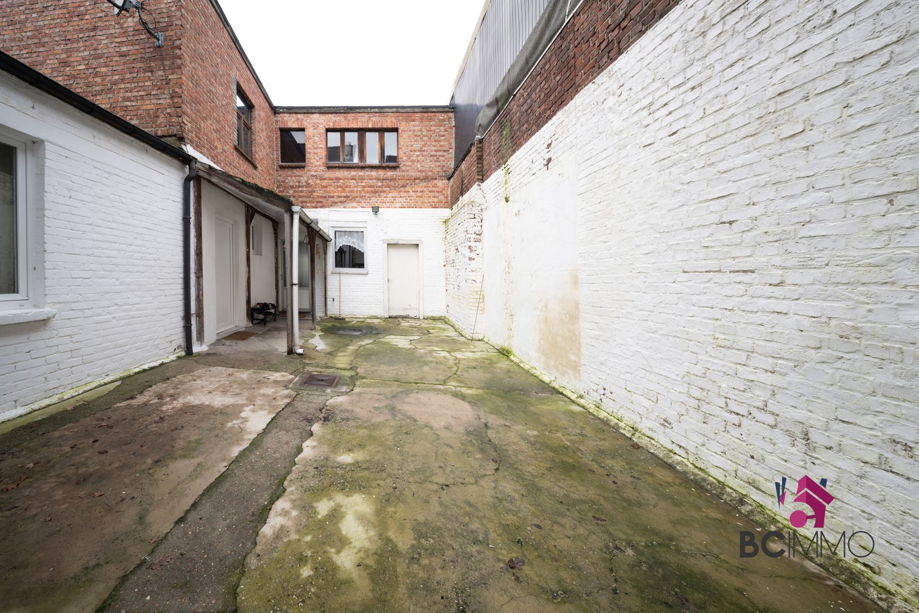 Karaktervolle woning met ruime tuin te Genk foto 19