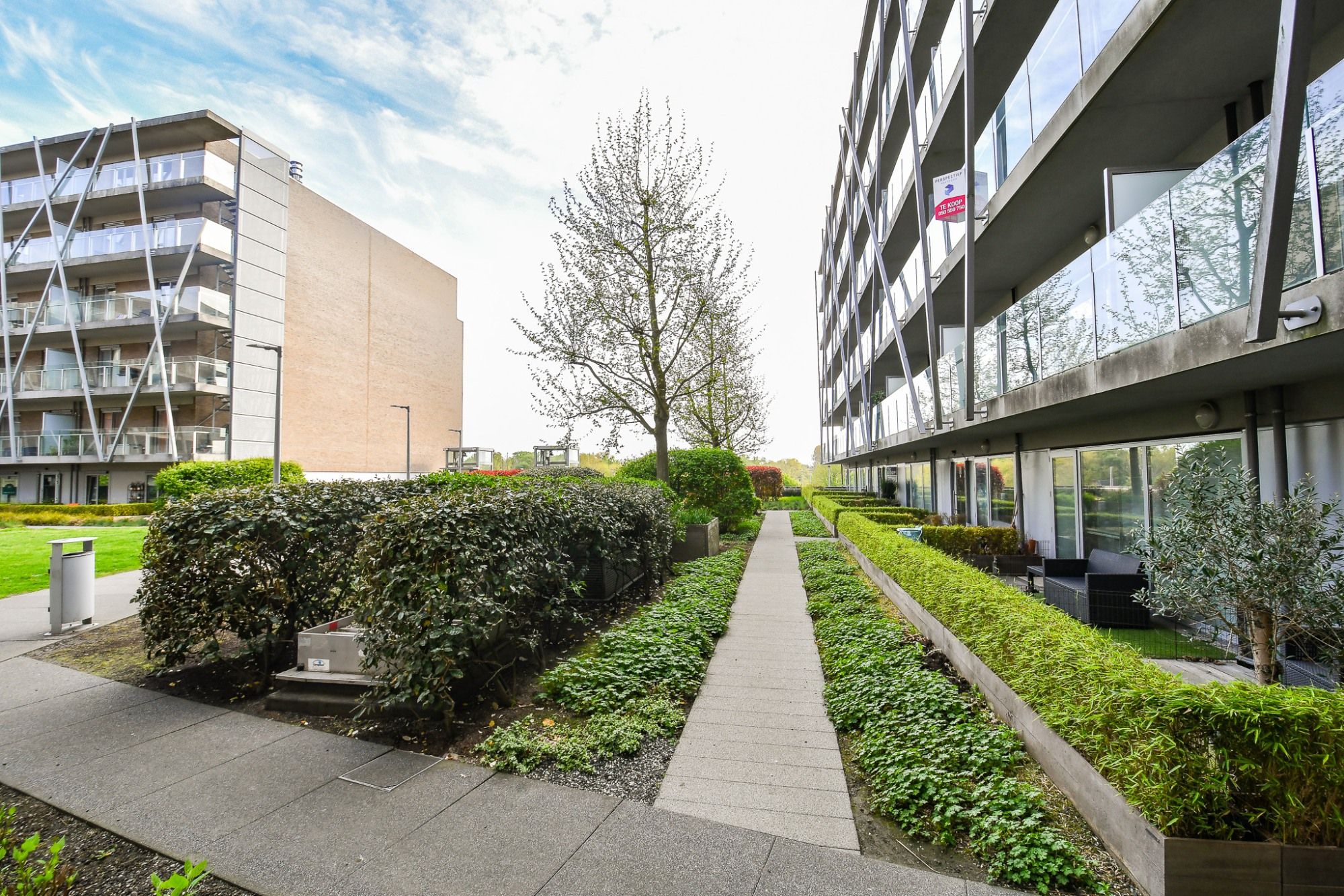Instapklaar appartement met 2 SLPKS naast het station van Brugge foto 14