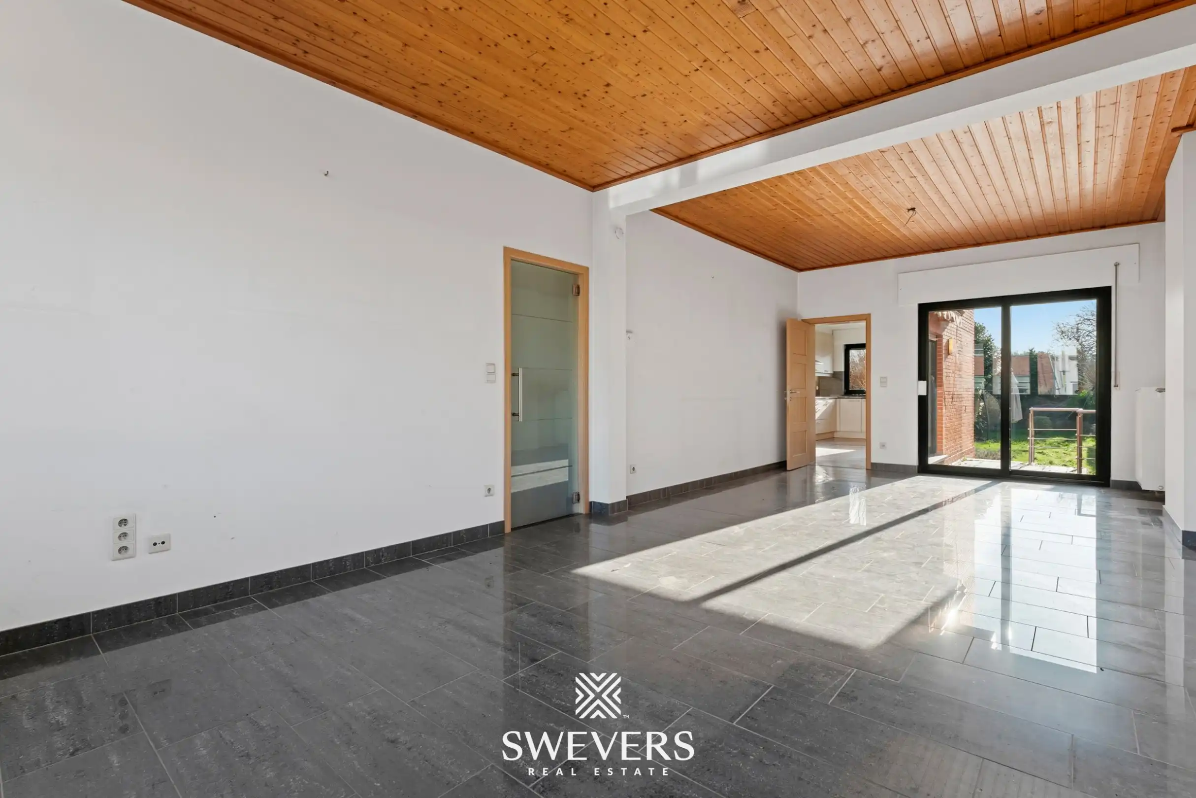 Verrassend ruime gezinswoning: 4 slaapkamers, garage, kelder & zolder foto 4