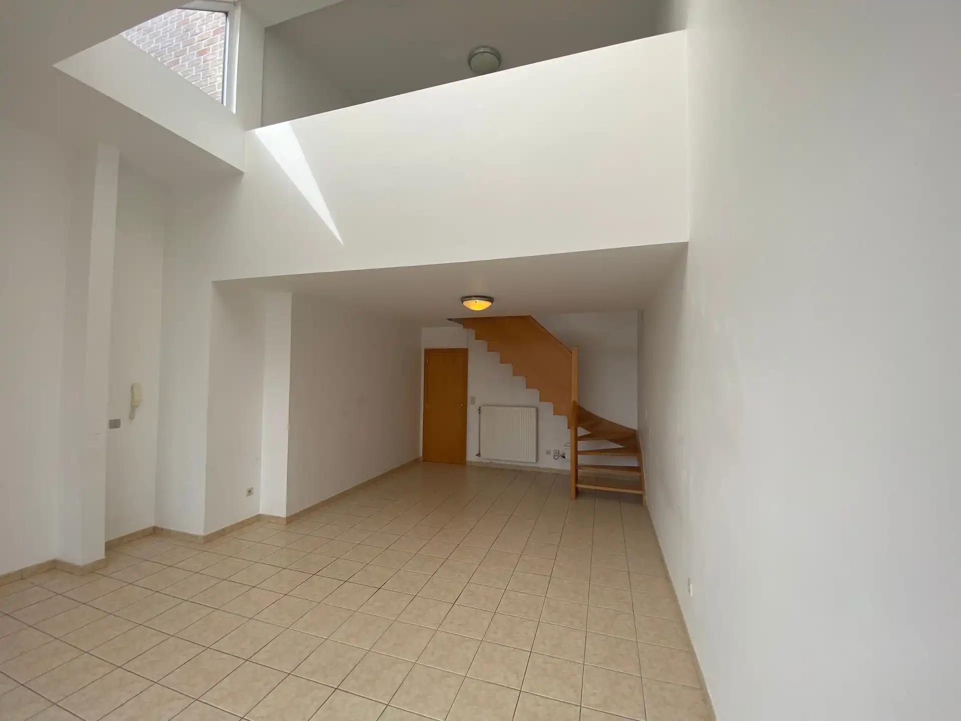 Ruime en lichtrijke woning met aangename west-geörienteerde tuin, gelegen in een rustige en doodlopende straat op wandelafstand van het centrum van Kortenberg. foto 3