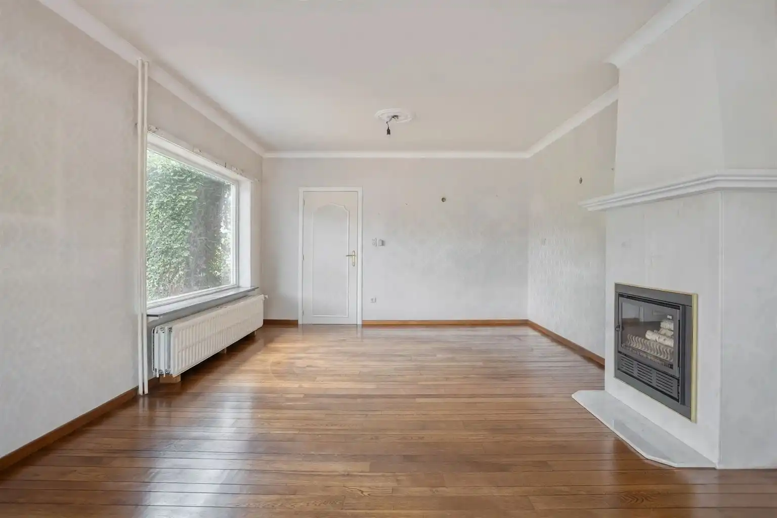 Charmante, gelijkvloerse woning met 3 slaapkamers, vrijstaande garage en uitzonderlijk ruime, zuidgerichte tuin op een prachtig perceel van 21a38ca in Oudsbergen. foto 2