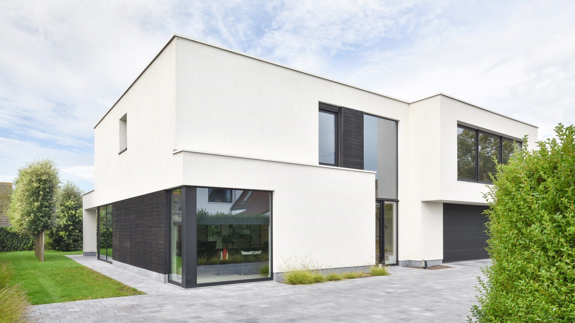 Hedendaagse villa (°2017) gelegen vlakbij het centrum van Knokke. foto {{pictureIndex}}