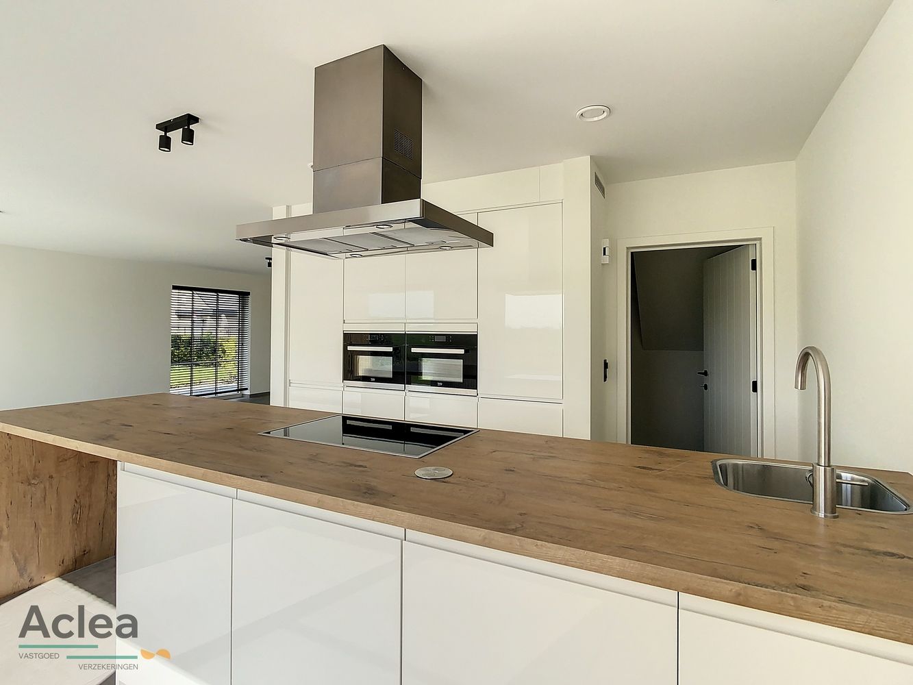 Prachtige recente koppelwoning met 5 slpks foto 4