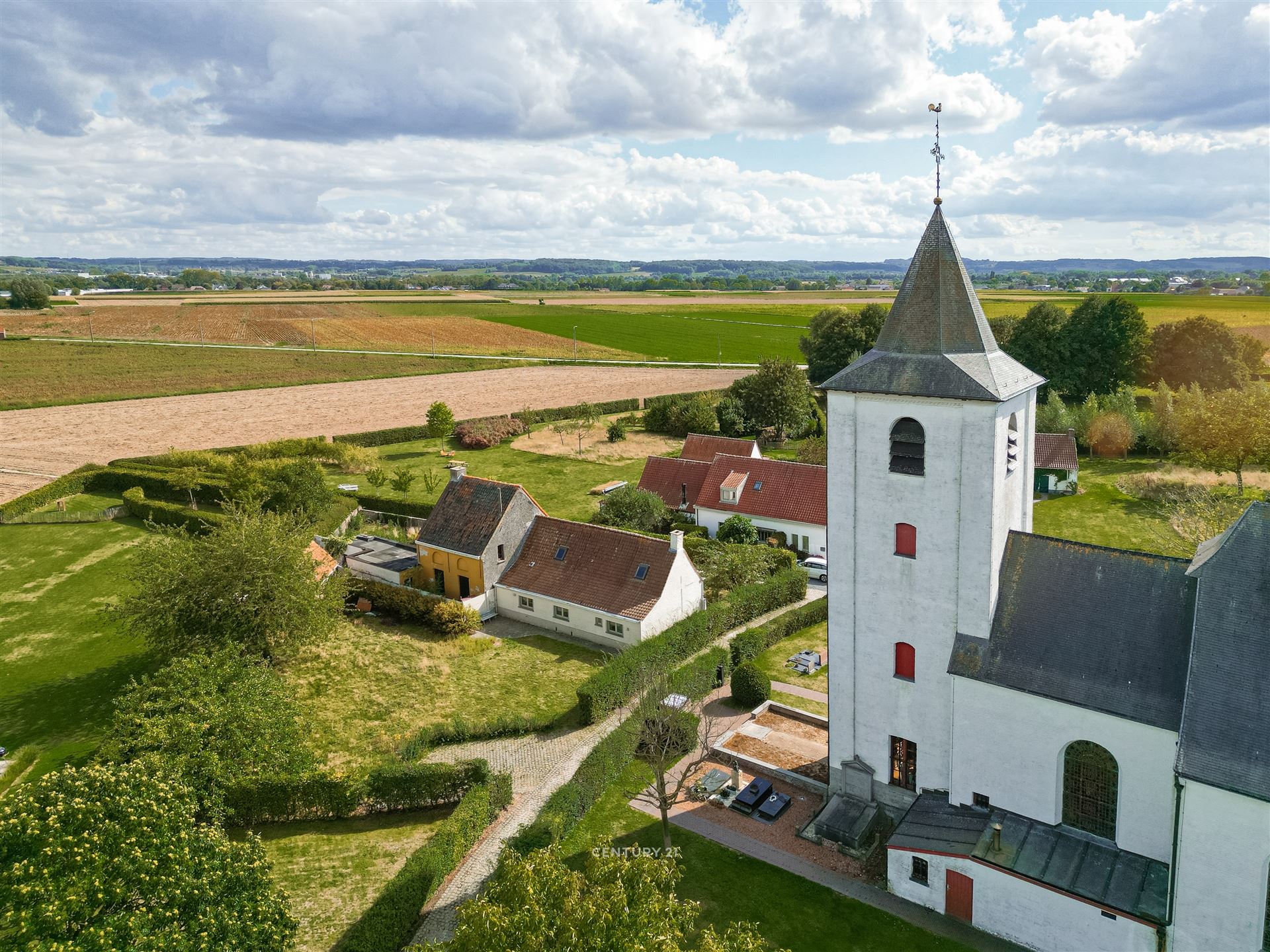 Hoofdfoto van de publicatie: 2 te renoveren woningen in het pittoreske Moregem