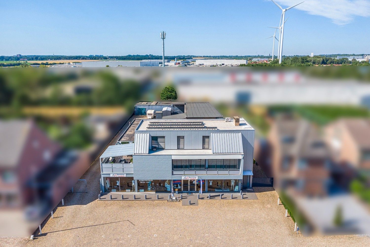 Handelsruimte met luxe duplex-appartement en verhuurde loodsen op het industrieterrein in Lanaken foto {{pictureIndex}}