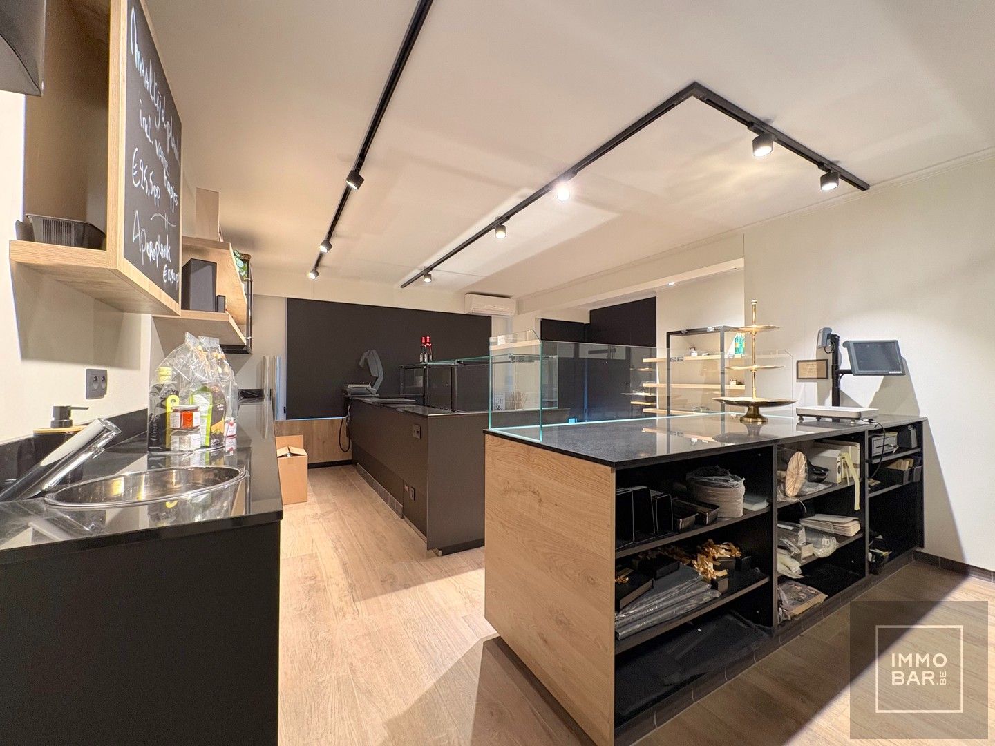 Een uniek pand dat je volledig kan omtoveren tot een prachtige woning foto 7