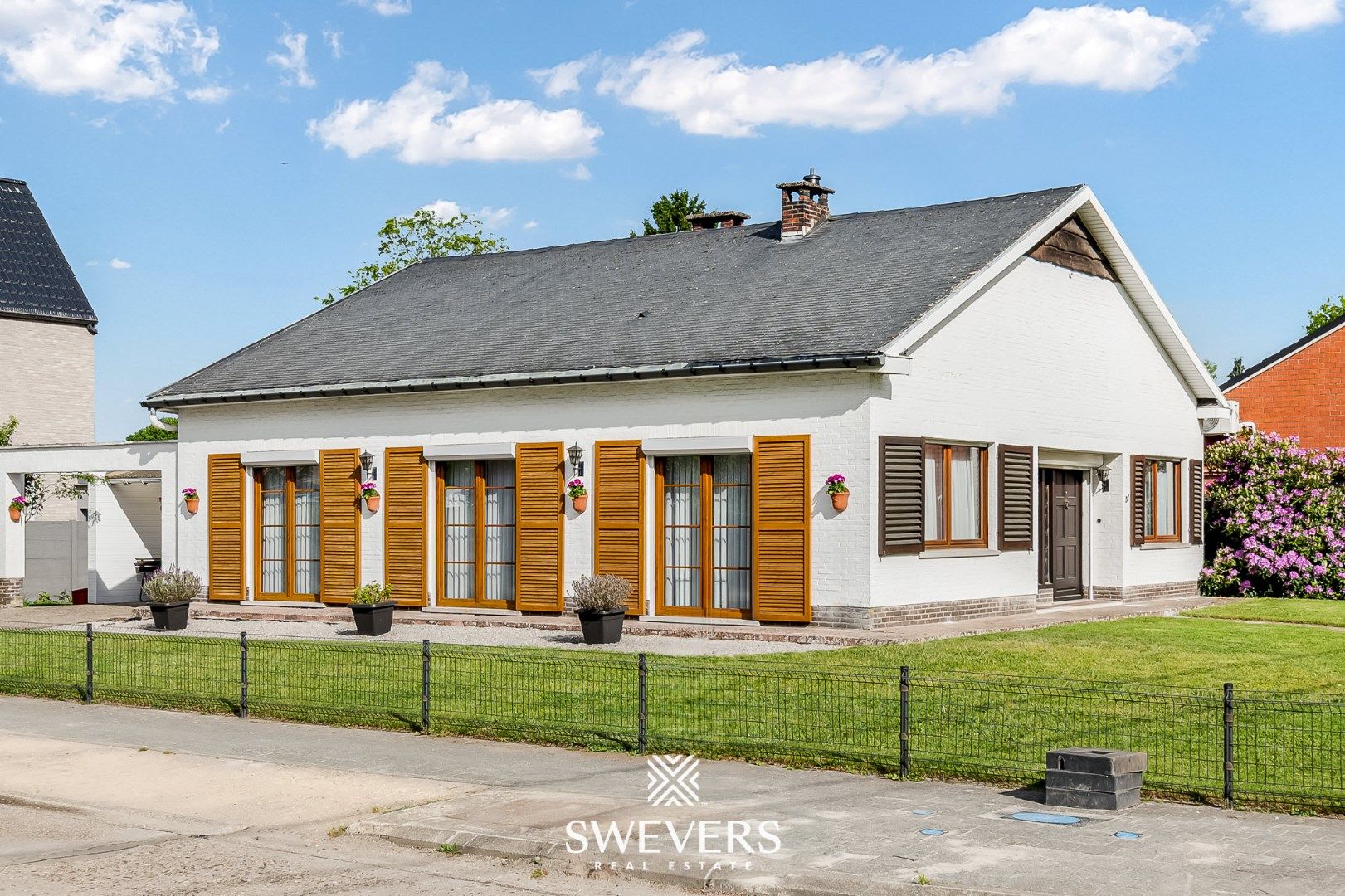 Hoofdfoto van de publicatie: Bungalow met 2 slaapkamers op zonnig perceel van 7a 96ca
