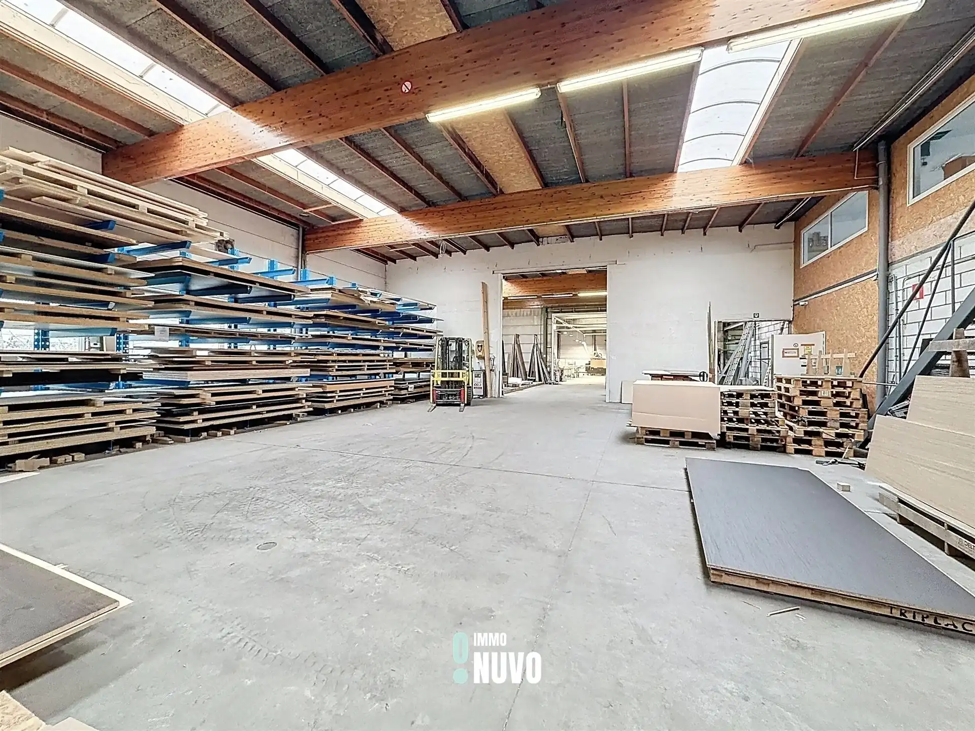 Magazijnen + Kantoren + Showroom foto 3