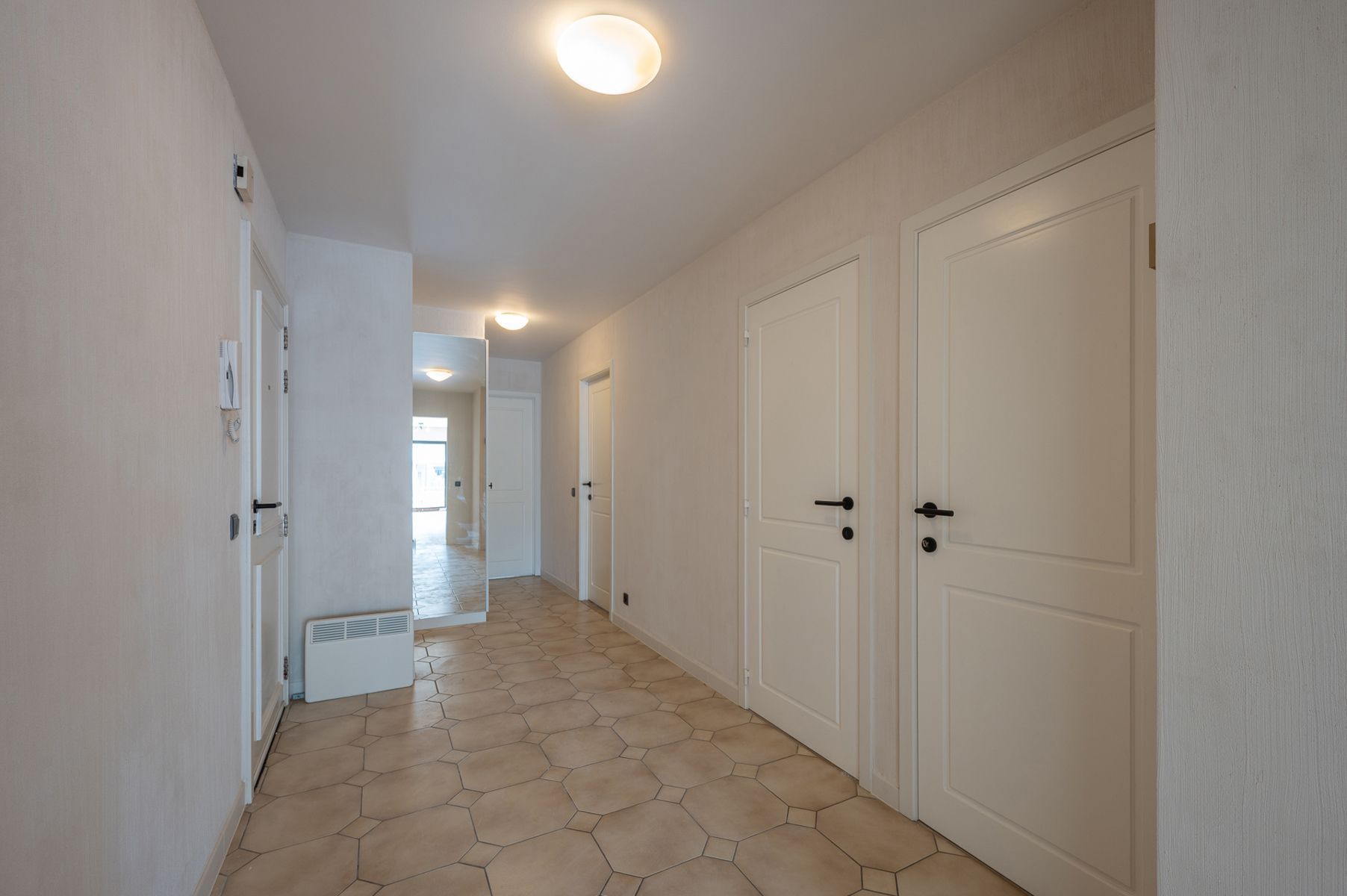 Ongemeubeld, hoekappartement nabij het Albertplein  foto 9