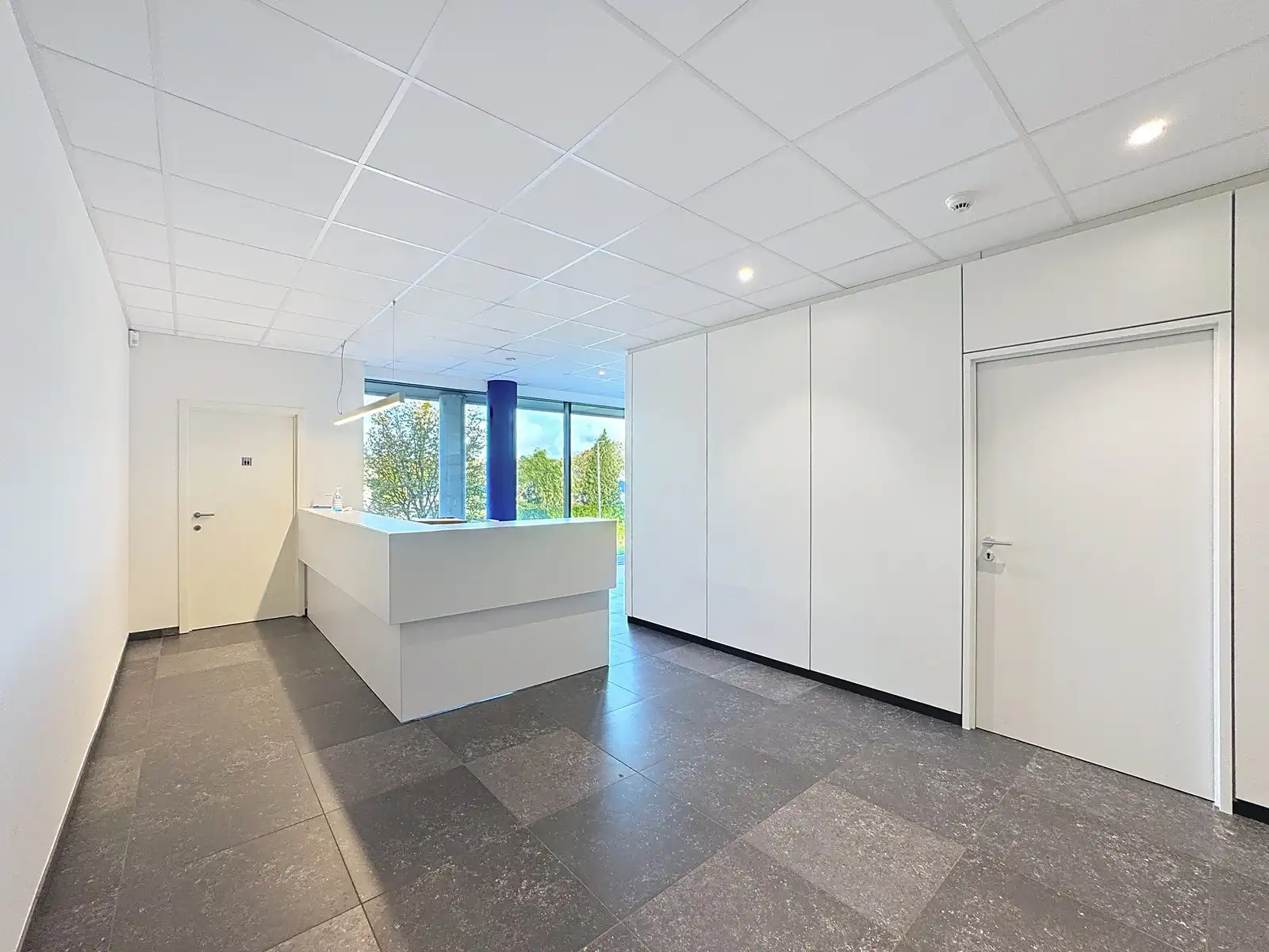 Exclusieve KANTOORRUIMTE (380 m²) met UITSTRALING op toplocatie (op 500m van autosnelwegen), voorzien van modern comfort en maximale zichtbaarheid te Loppem! foto 3