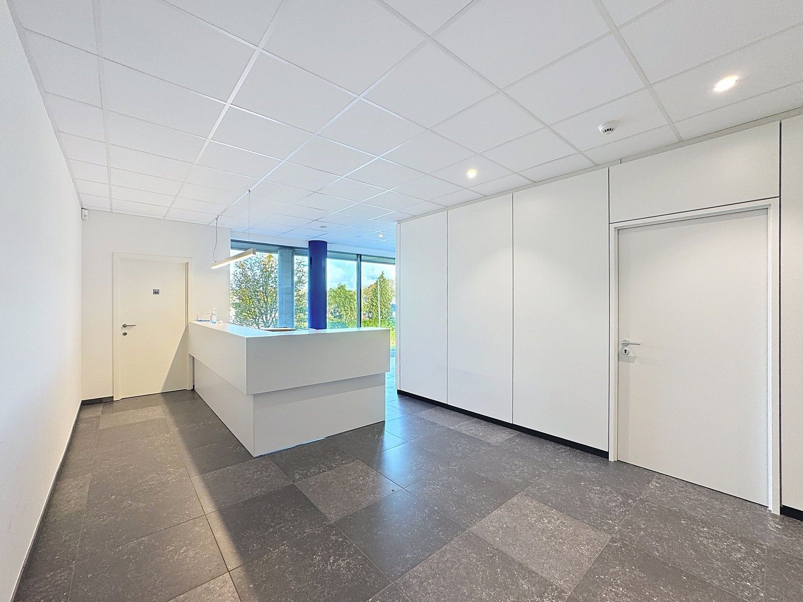 Exclusieve KANTOORRUIMTE (380 m²) met UITSTRALING op toplocatie (op 500m van autosnelwegen), voorzien van modern comfort en maximale zichtbaarheid te Loppem! foto 3