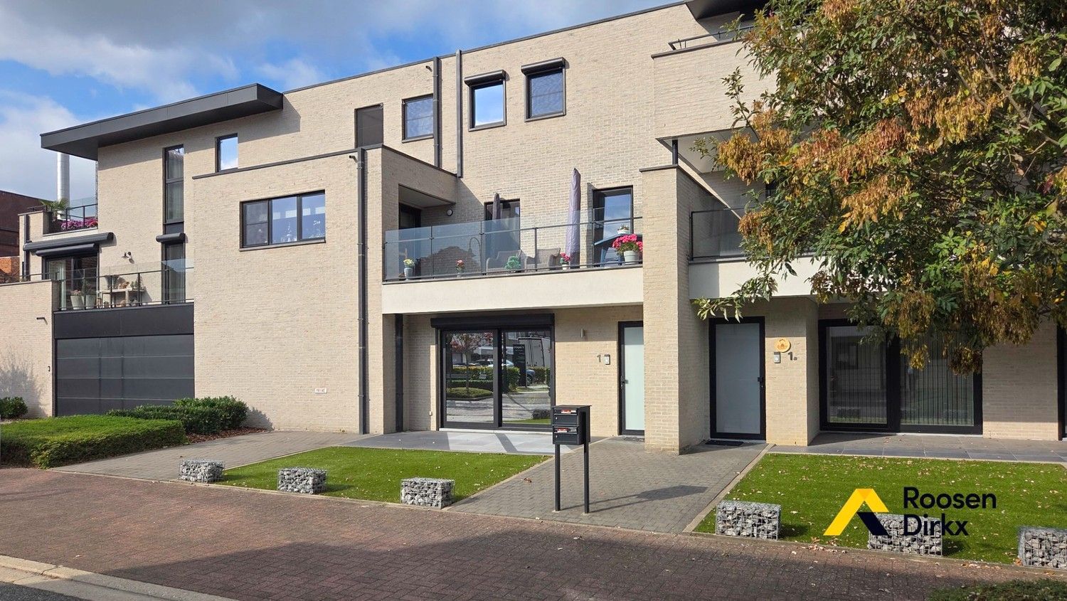 Ruim en kwalitatief appartement met 2 sk's, groot terras, parkeerplaats, berging. foto {{pictureIndex}}