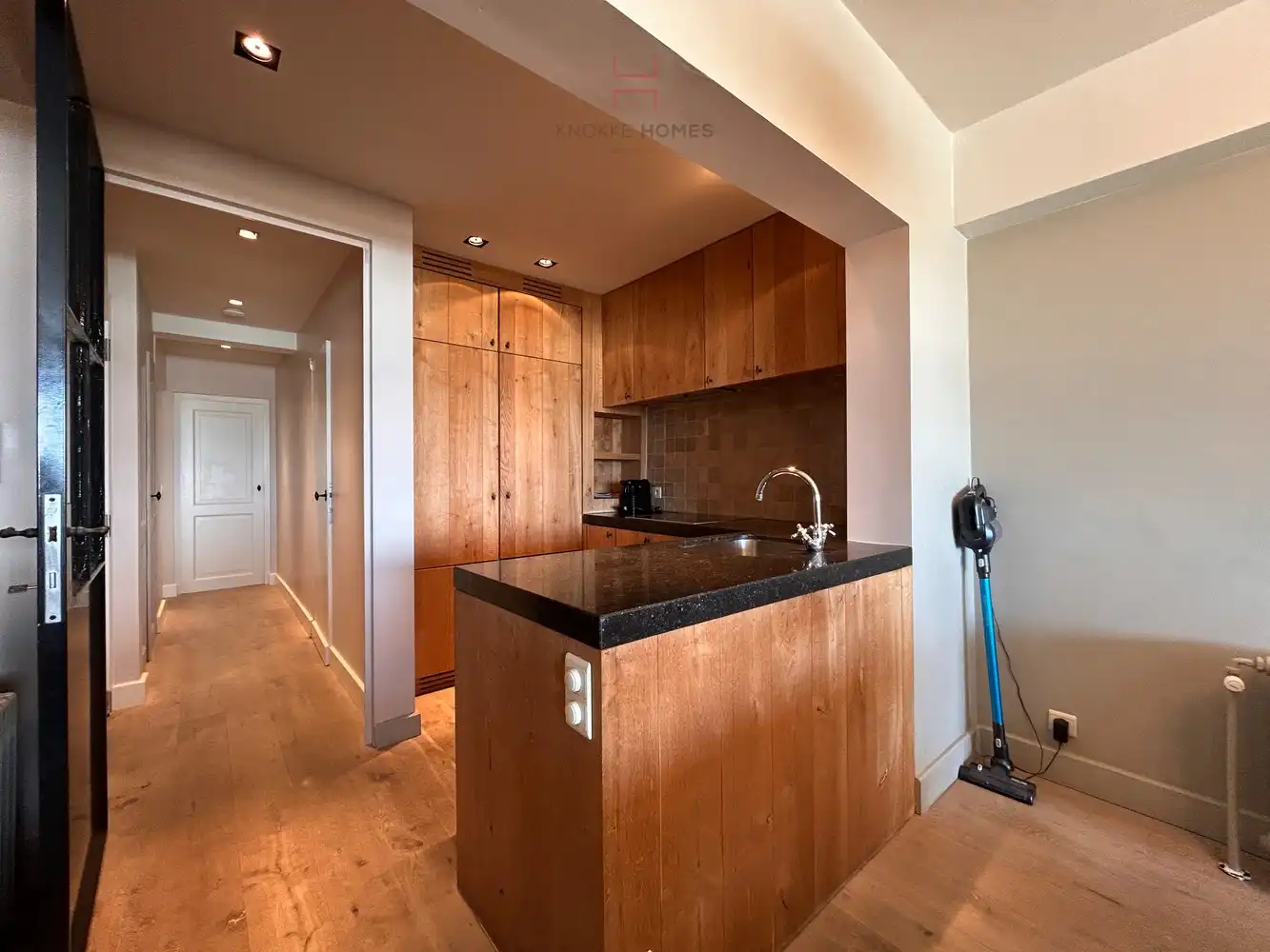 Ruim twee- slaapkamerappartement met frontaal zeezicht foto 4