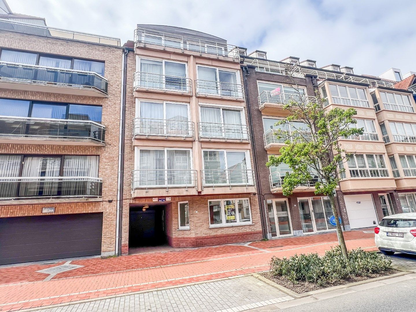  Ongemeubeld app. met parking gelegen op de Parmentierlaan in het centrum Knokke. foto 18