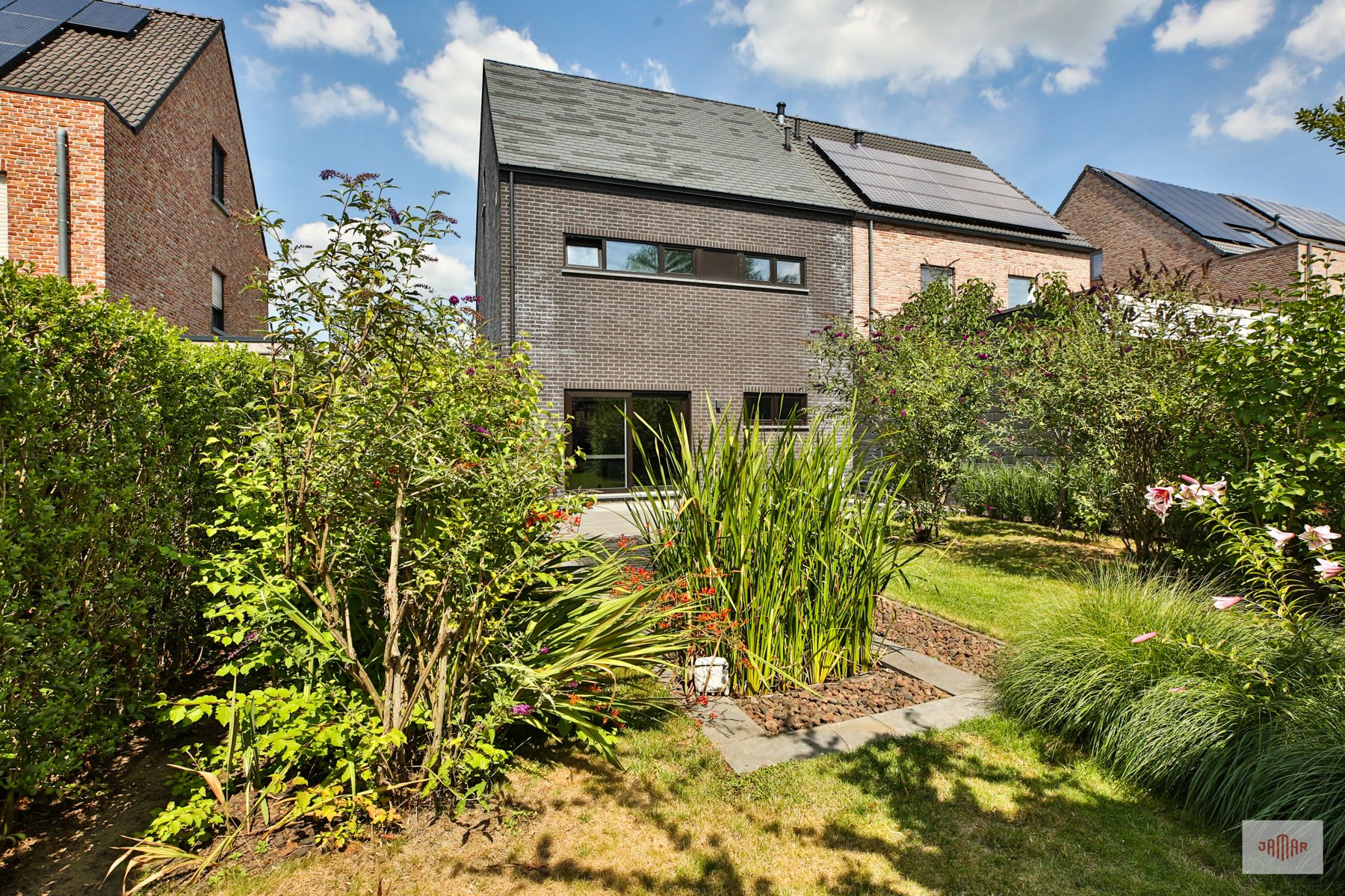 Moderne halfopen gezinswoning met veel ruimte foto 3