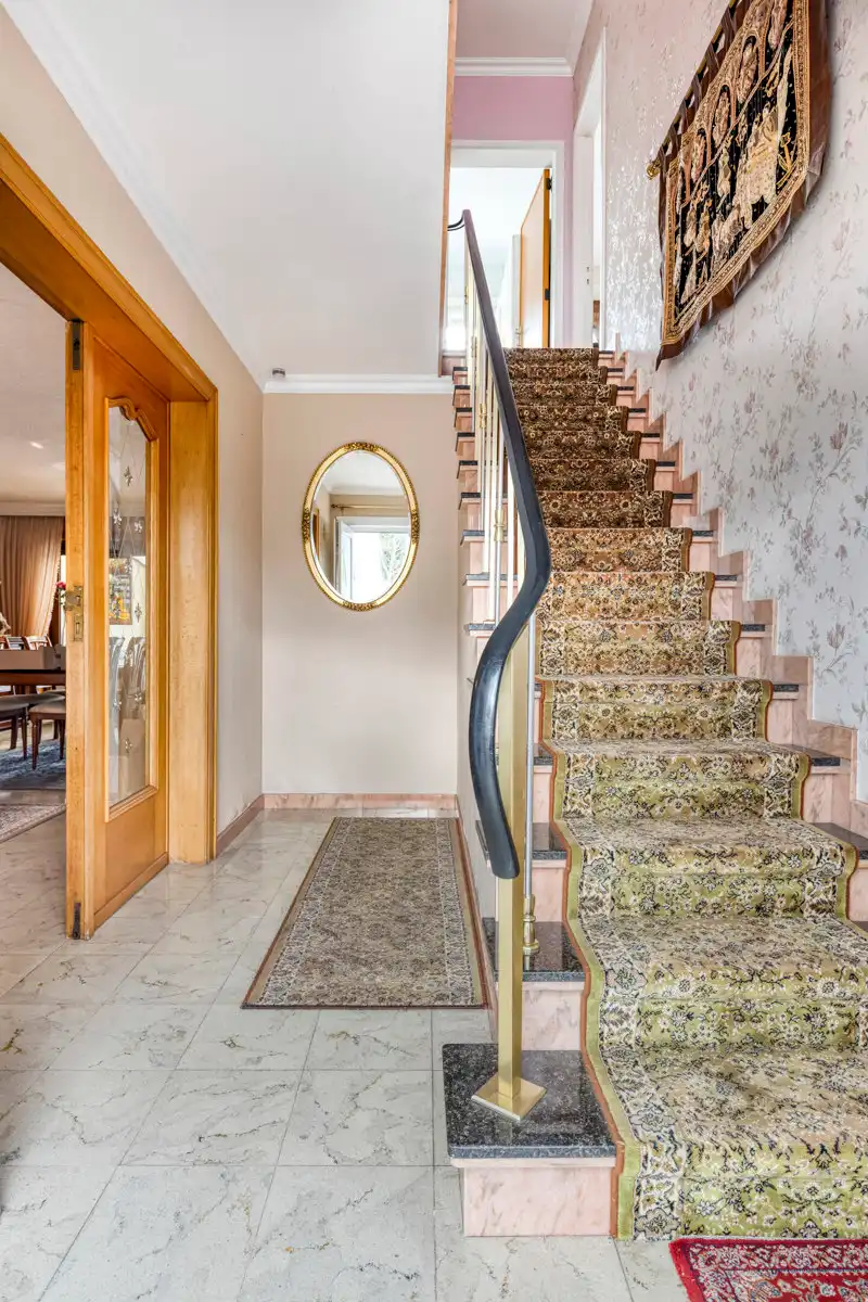 Leemans Immobiliën biedt u deze solide en ruime woning aan op een uitstekende en centrale ligging in Denderleeuw. foto 2