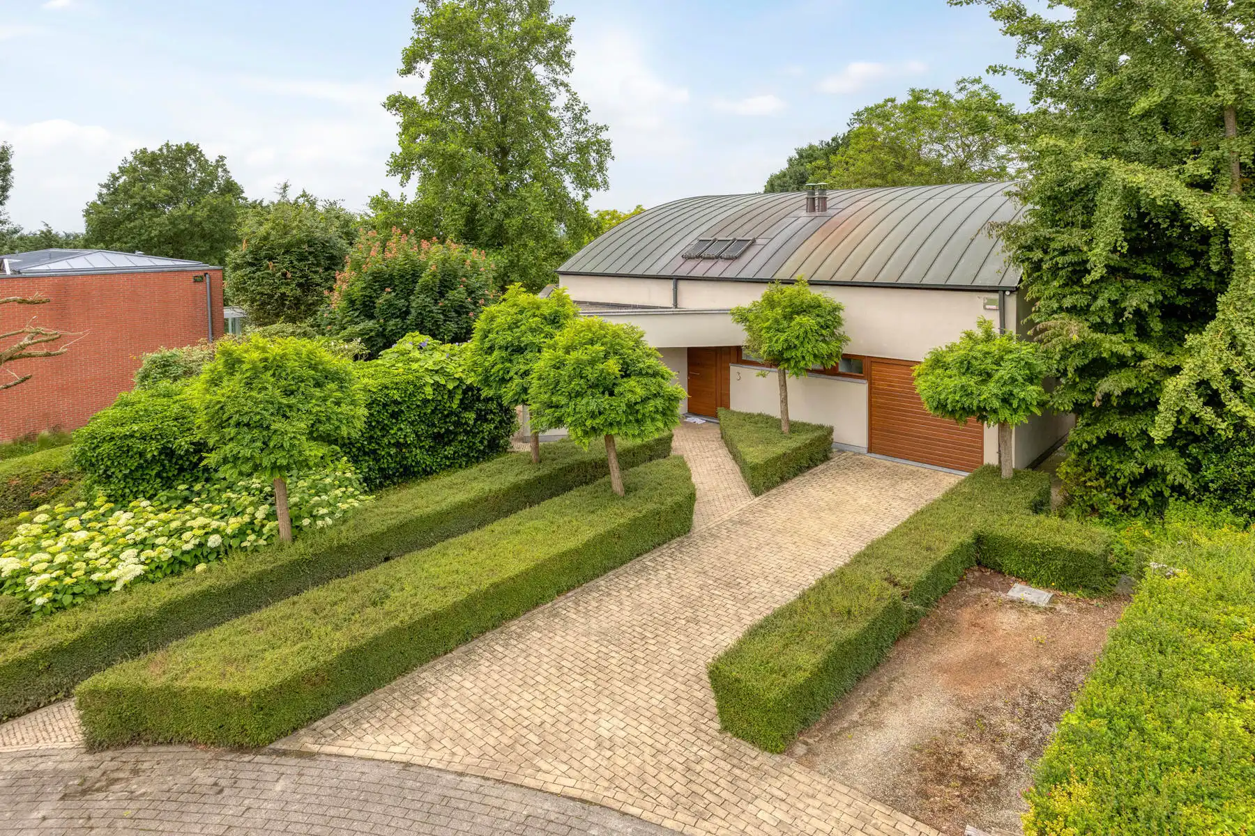 Leemans Immobiliën presenteert u  deze exclusieve villa, gelegen op een uitzonderlijke toplocatie in Asse.  foto 2