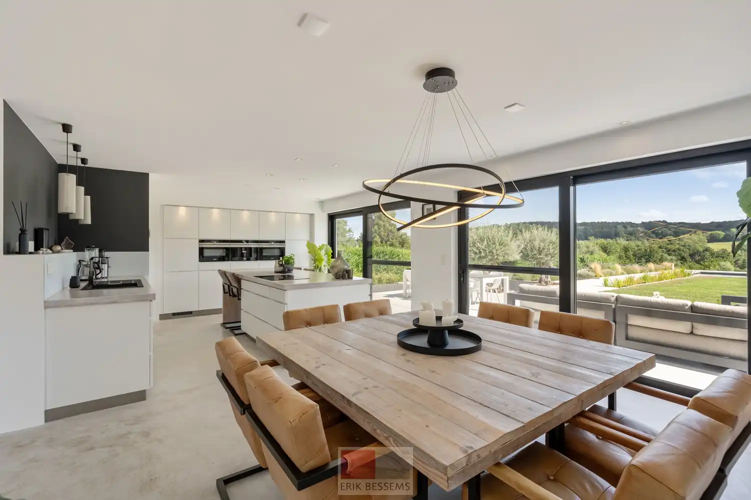 Op een royaal perceel van circa 910 m² ligt deze moderne en energiezuinige woning van circa 177 m² bewoonbare oppervlakte, met een weids panorama over het Limburgse Heuvelland. foto 4