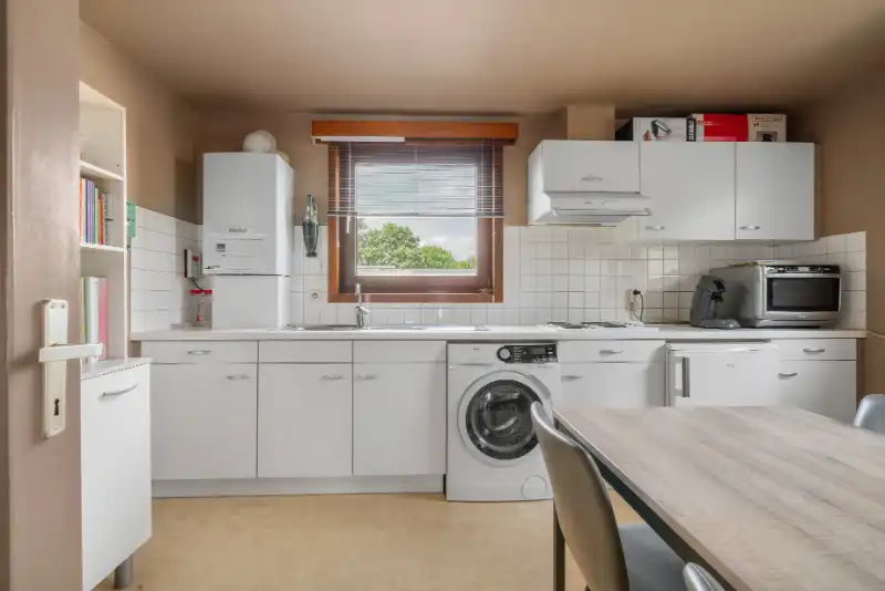 --- NIEUW --- Gunstig gelegen lichtrijk appartement met 2 slaapkamers + 1 autostaanplaats. foto 7