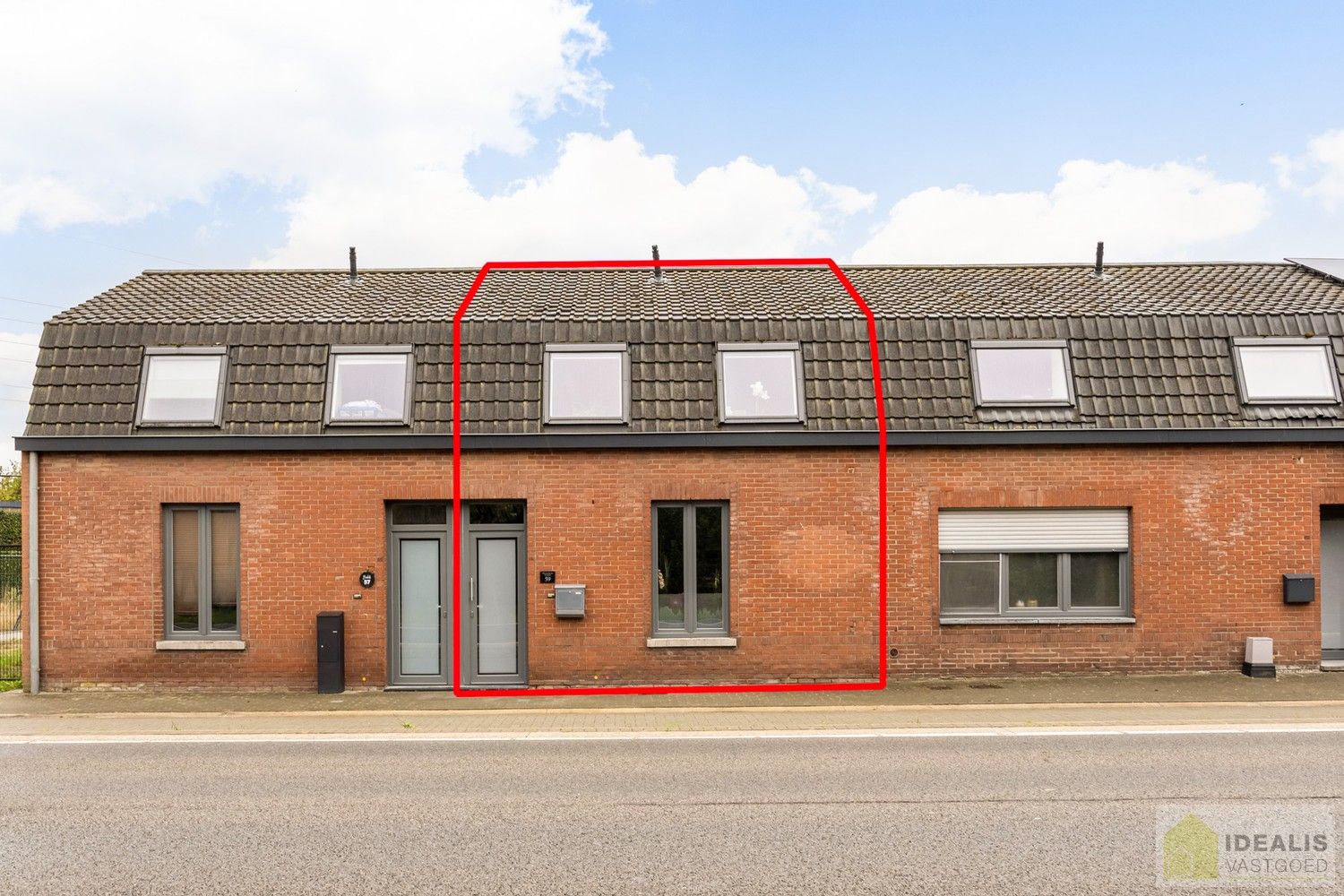 INSTAPKLARE GEZINSWONING MET LICHTRIJKE LEEFRUIMTE, RUIME EN VERZORGDE KEUKEN, BADKAMER EN 3 GOEDE SLAAPKAMERS OP EEN KNAP ZUID-GEORIENTEERDE PERCEEL VAN 2A 32A foto 2