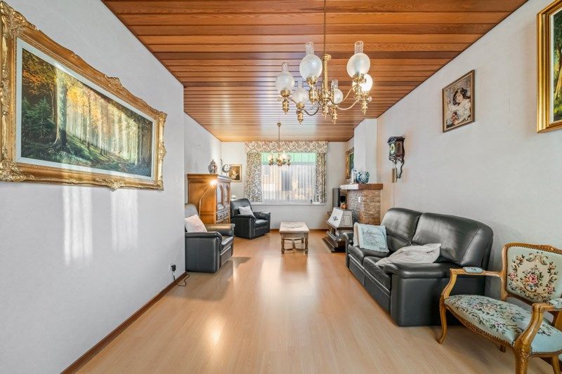 Te renoveren halfopen woning met veel potentieel foto 2