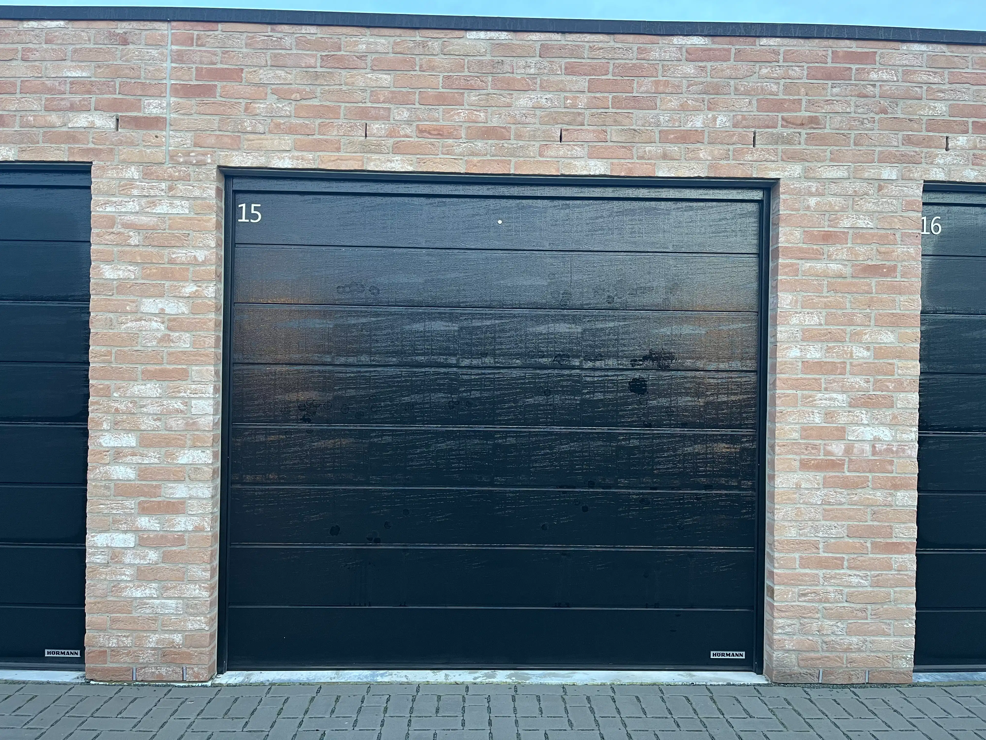 Recente enkele garagebox te huur in Houthulst foto {{pictureIndex}}