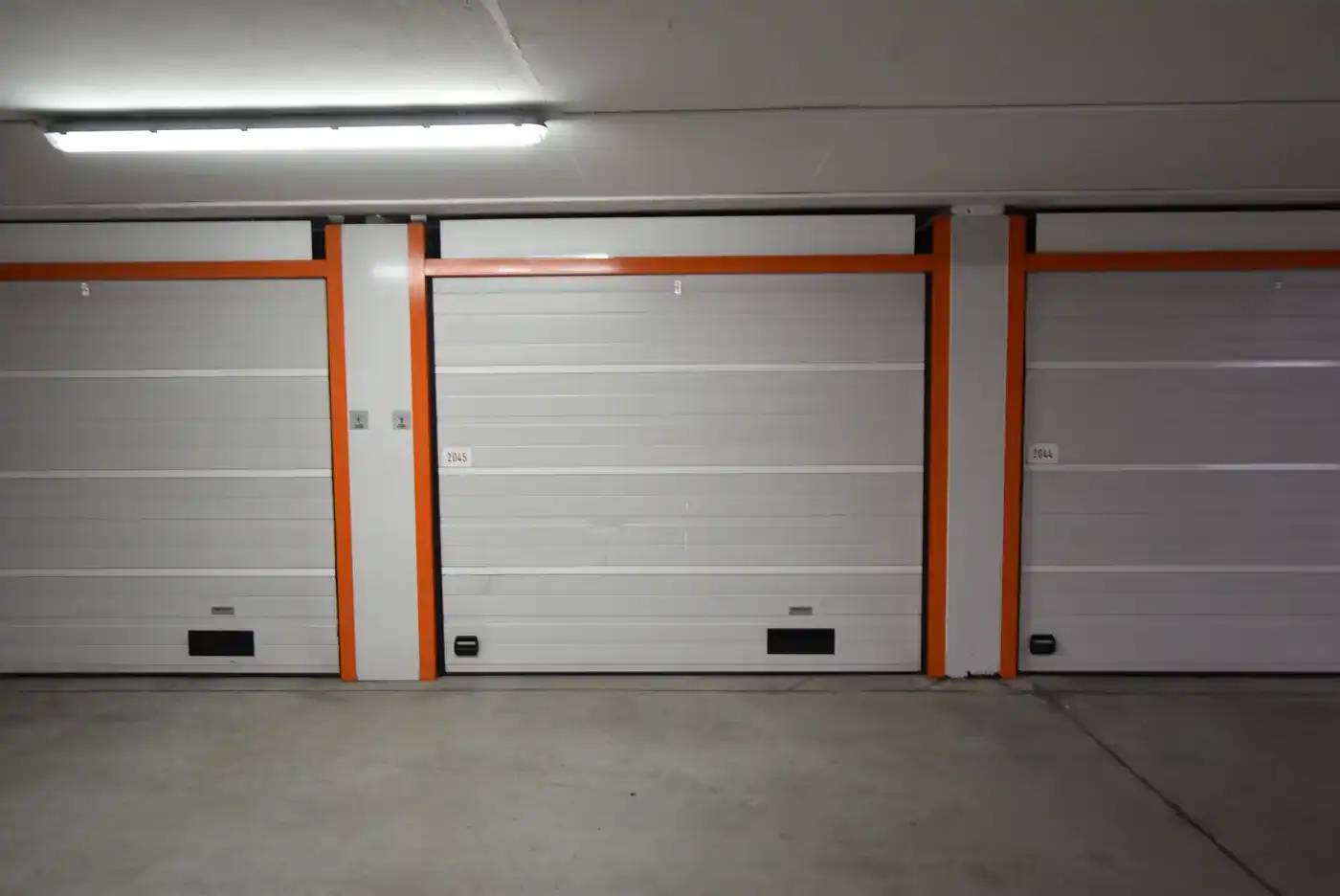 Goed gelegen gesloten garagebox in de parking Minigolf foto 3