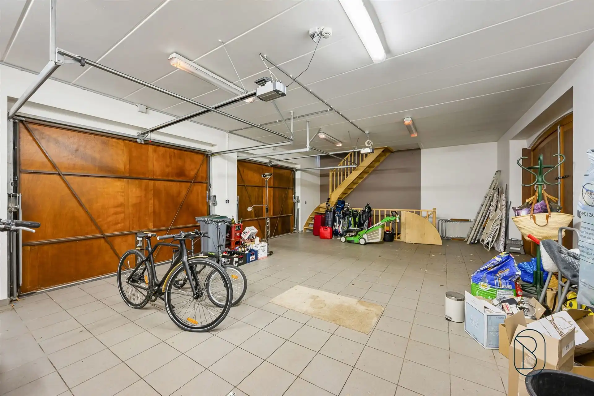 Charmante grote woonst met ingerichte schuur en zwembad foto 29