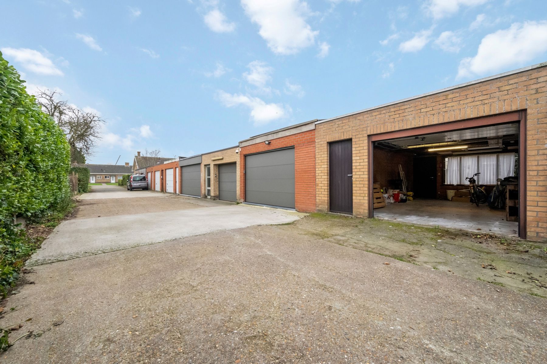 Hoofdfoto van de publicatie: Te Assebroek, ruime woning mét garage op goede locatie.