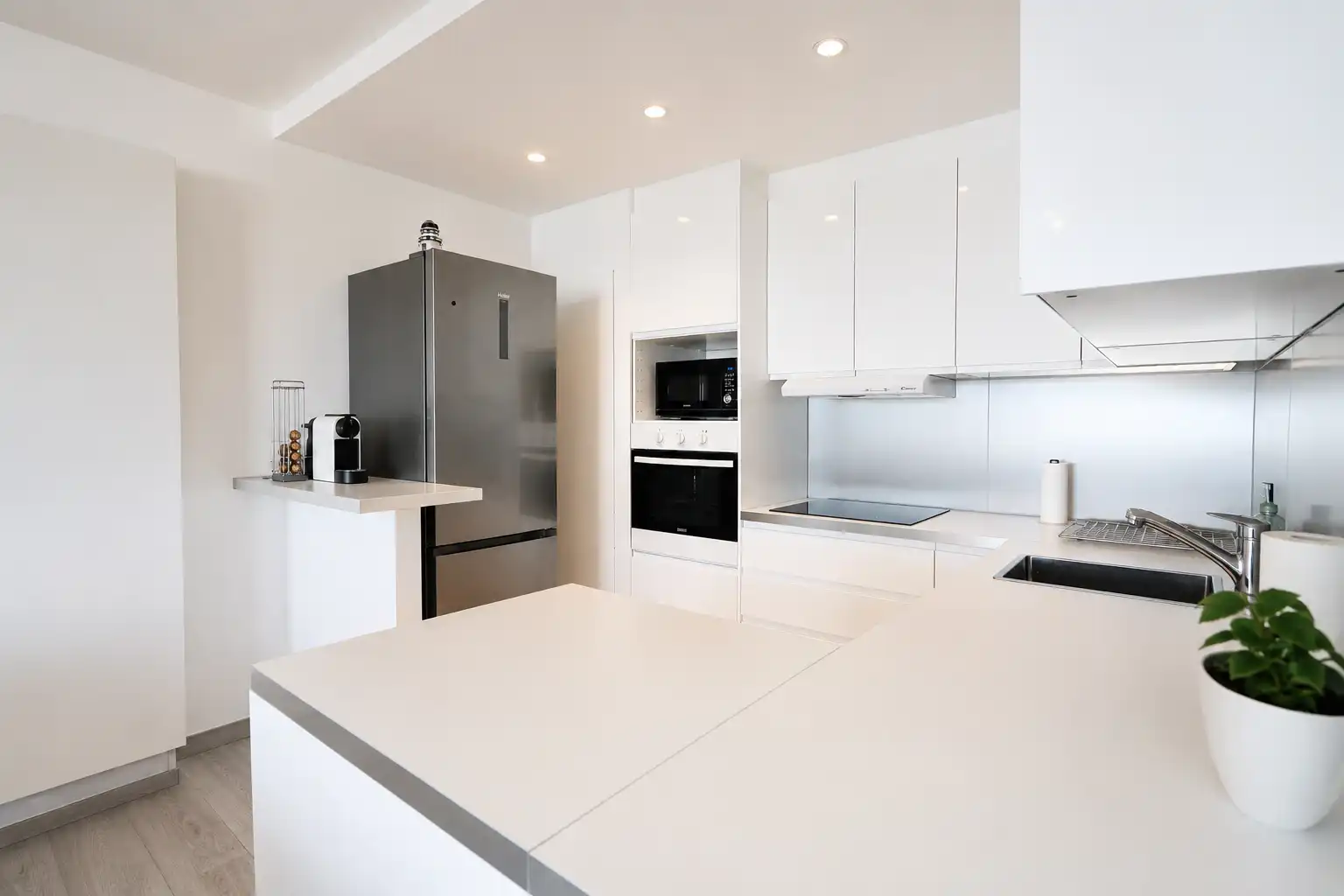 Volledig gerenoveerd 2-slaapkamerappartement met frontaal zeezicht. foto 5