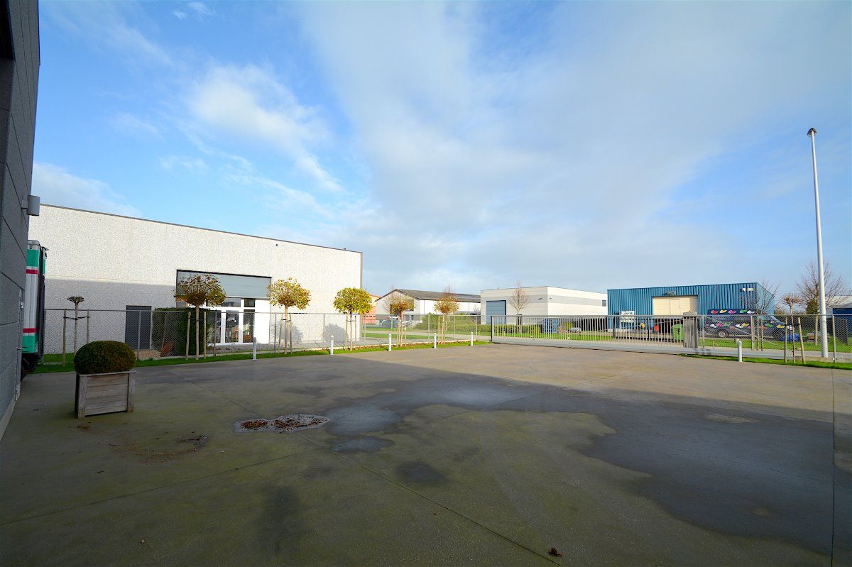 Instapklare, goed geïsoleerde OPSLAGRUIMTE / MAGAZIJN (380m²) op ambachtelijke zone te Blankenberge. foto 9