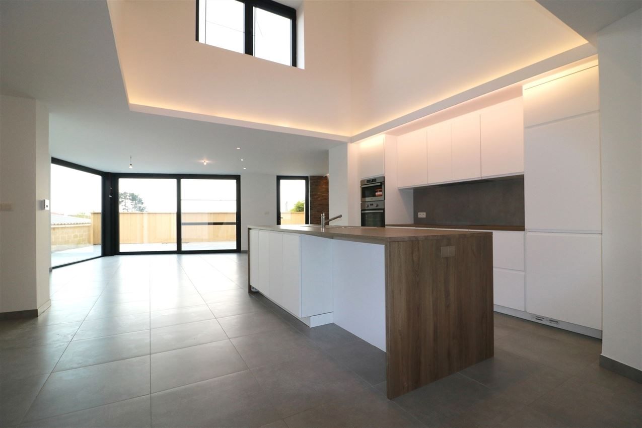 Architecturaal plaatje met 4 slpk., garage en riant terras foto 4