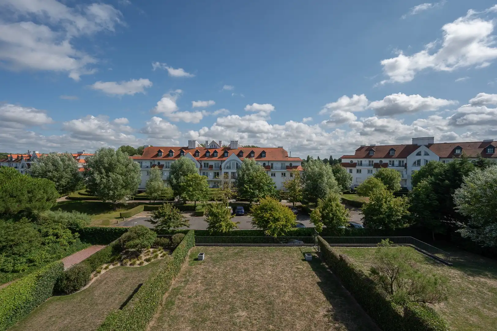Hoekappartement van 130m² gelegen in een villa residentie in het Zoute. foto {{pictureIndex}}