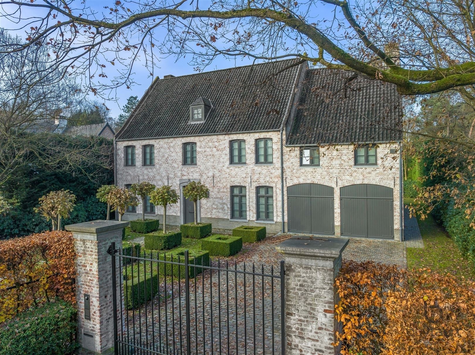 Prrestigieuze VILLA op een mooie locatie te Schilde!  foto {{pictureIndex}}