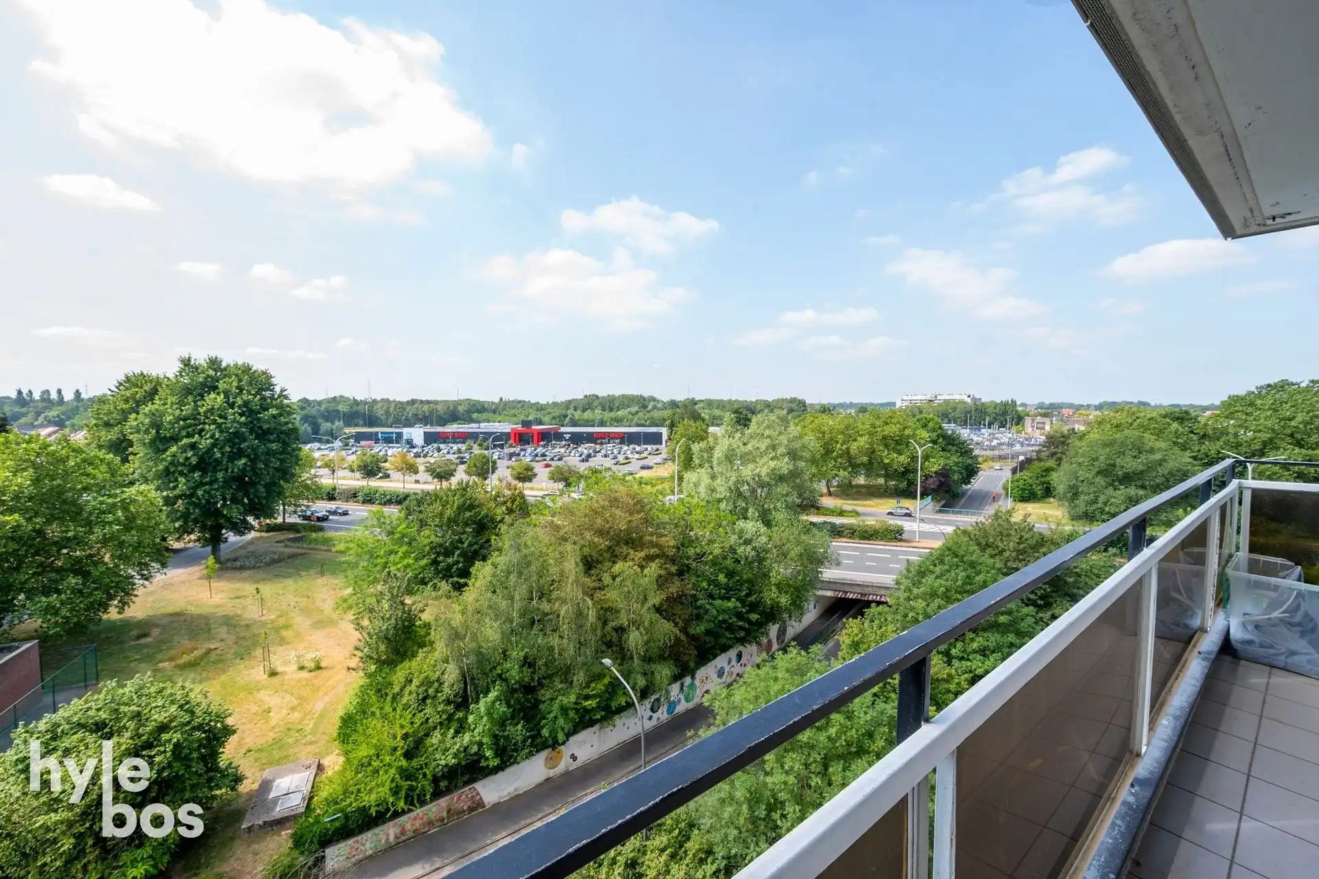 Ruim instapklaar 2 slaapkamer appartement met garage foto 15