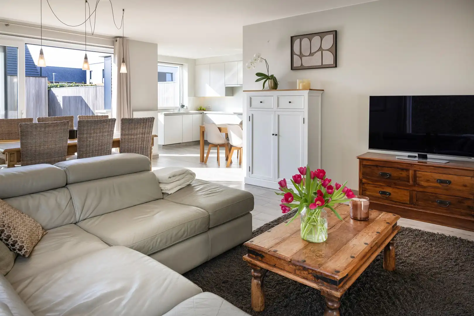 Jonge halfopenwoning met inpandige garage en aangename tuin. foto 3