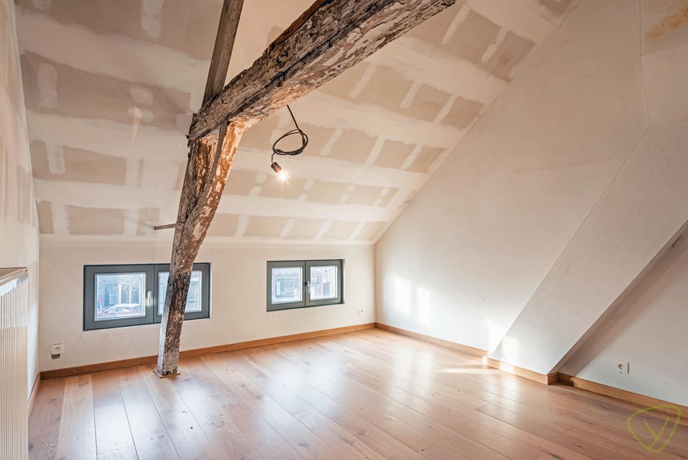 Uitzonderlijk en volledig vernieuwd duplex-appartement gelegen op de Markt van Eeklo! foto 11