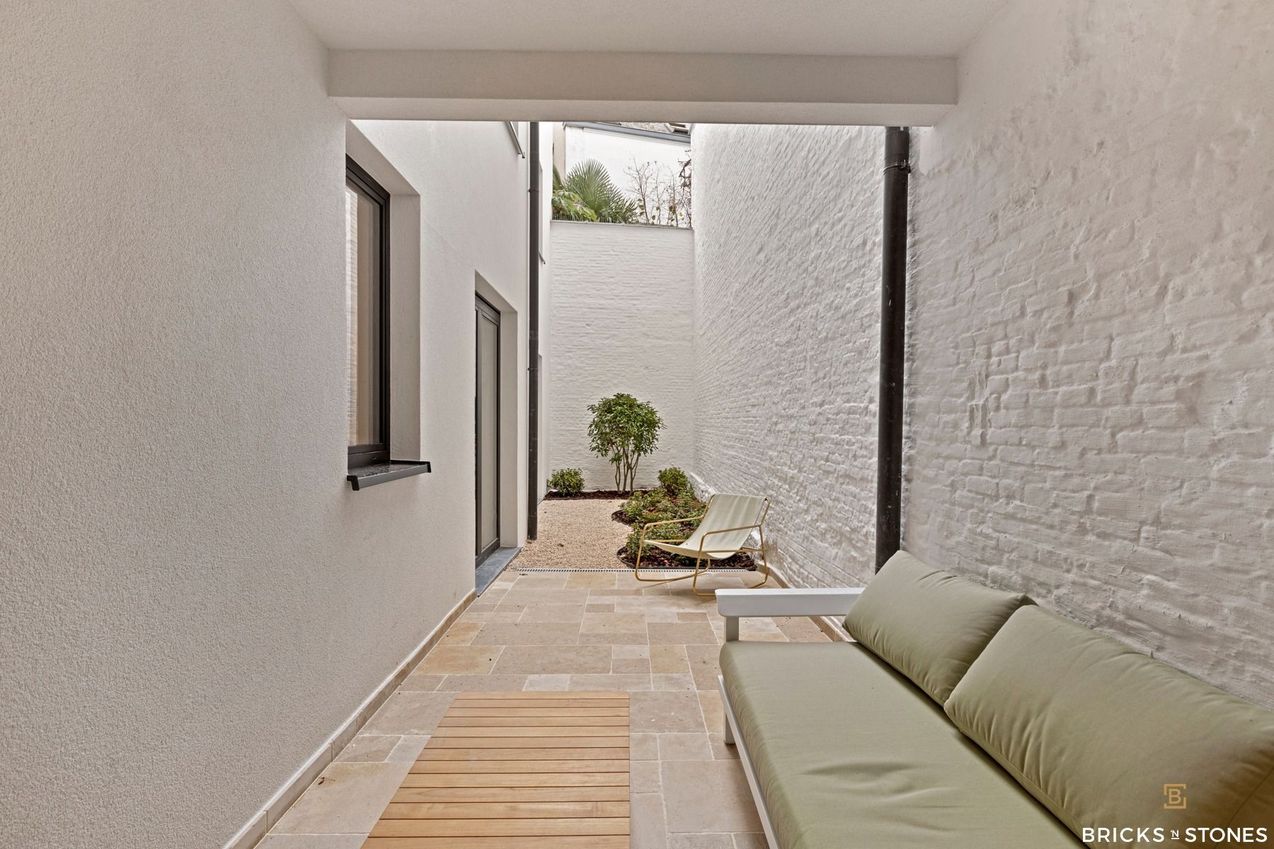 Knap gerenoveerd gelijkvloers appartement met tuin foto 2