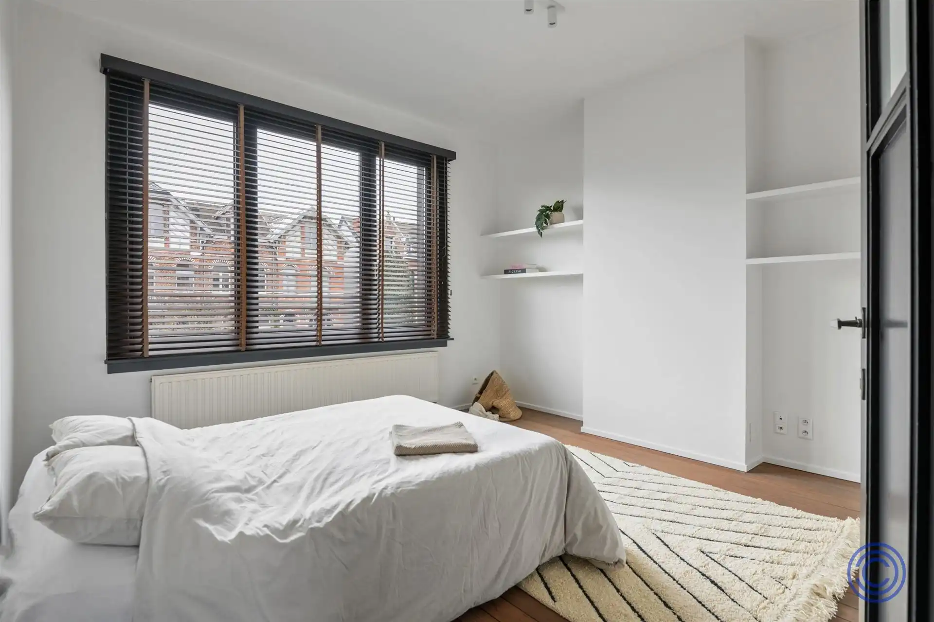 Statig, gerenoveerd herenhuis met 3 ruime slaapkamers en stadstuin! foto 9