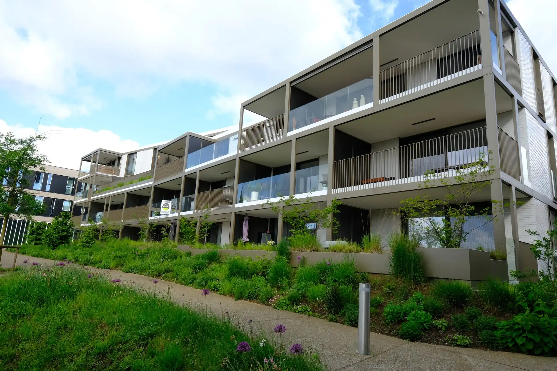 PRACHTIG 2SLPK APP VAN 94M² MET RUIM OVERDEKT TERRAS foto {{pictureIndex}}