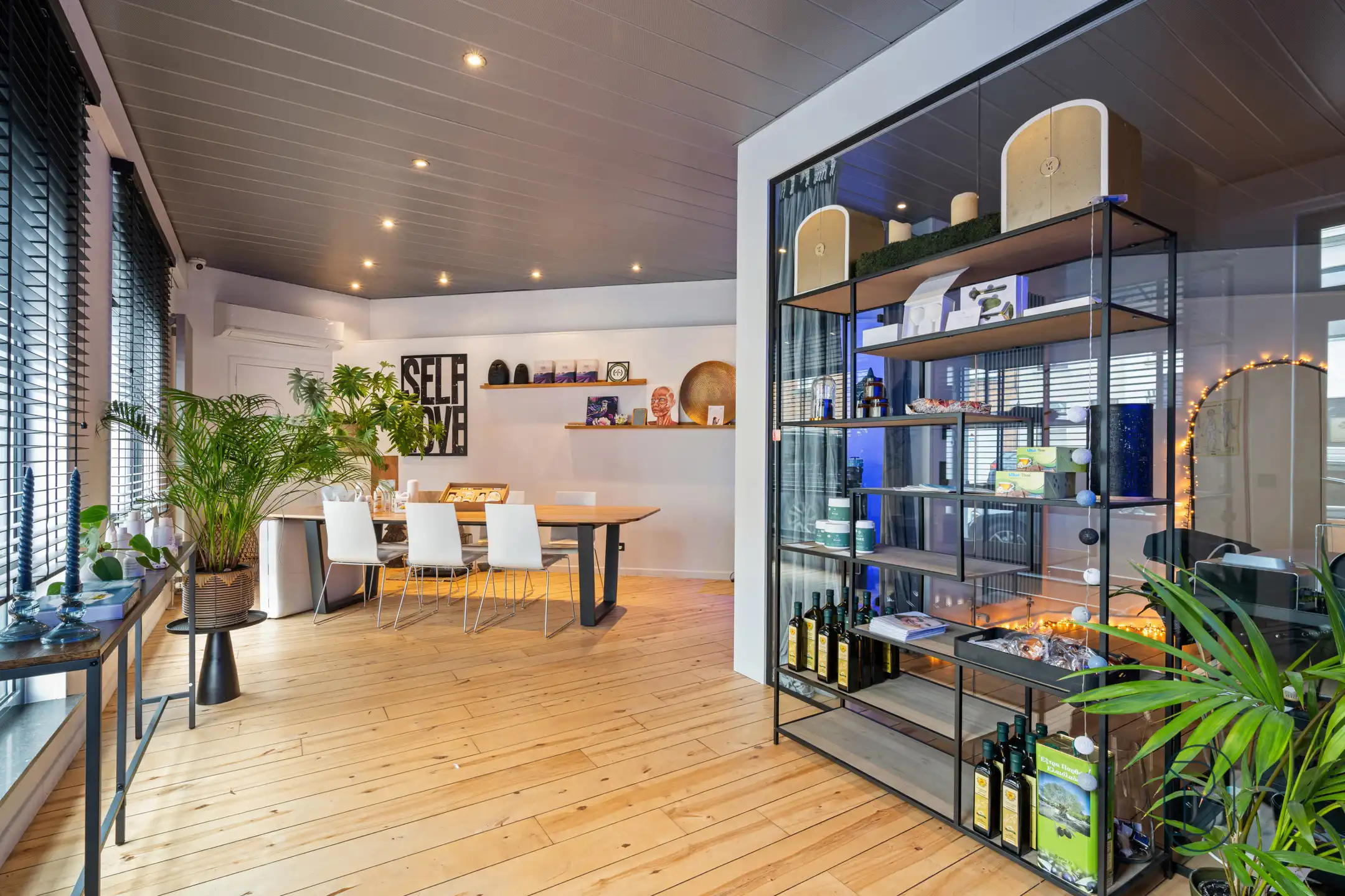 Topgelegen handelspand met verhuurd duplexappartement foto 2