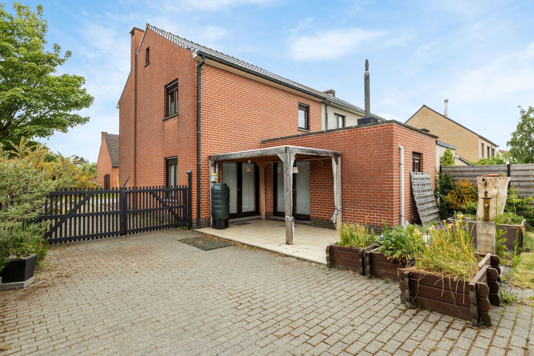 Halfopen woning met tuin, 3 slpks en dubbele garage foto 2