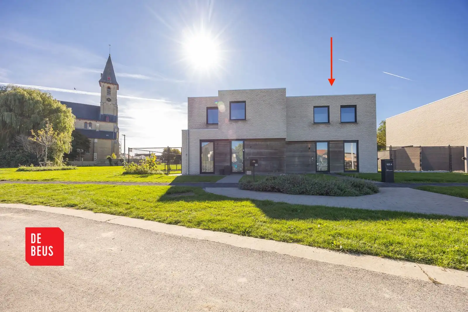 Jonge halfopen woning met 3 slpk, gezellige tuin én kwalitatieve afwerking foto {{pictureIndex}}