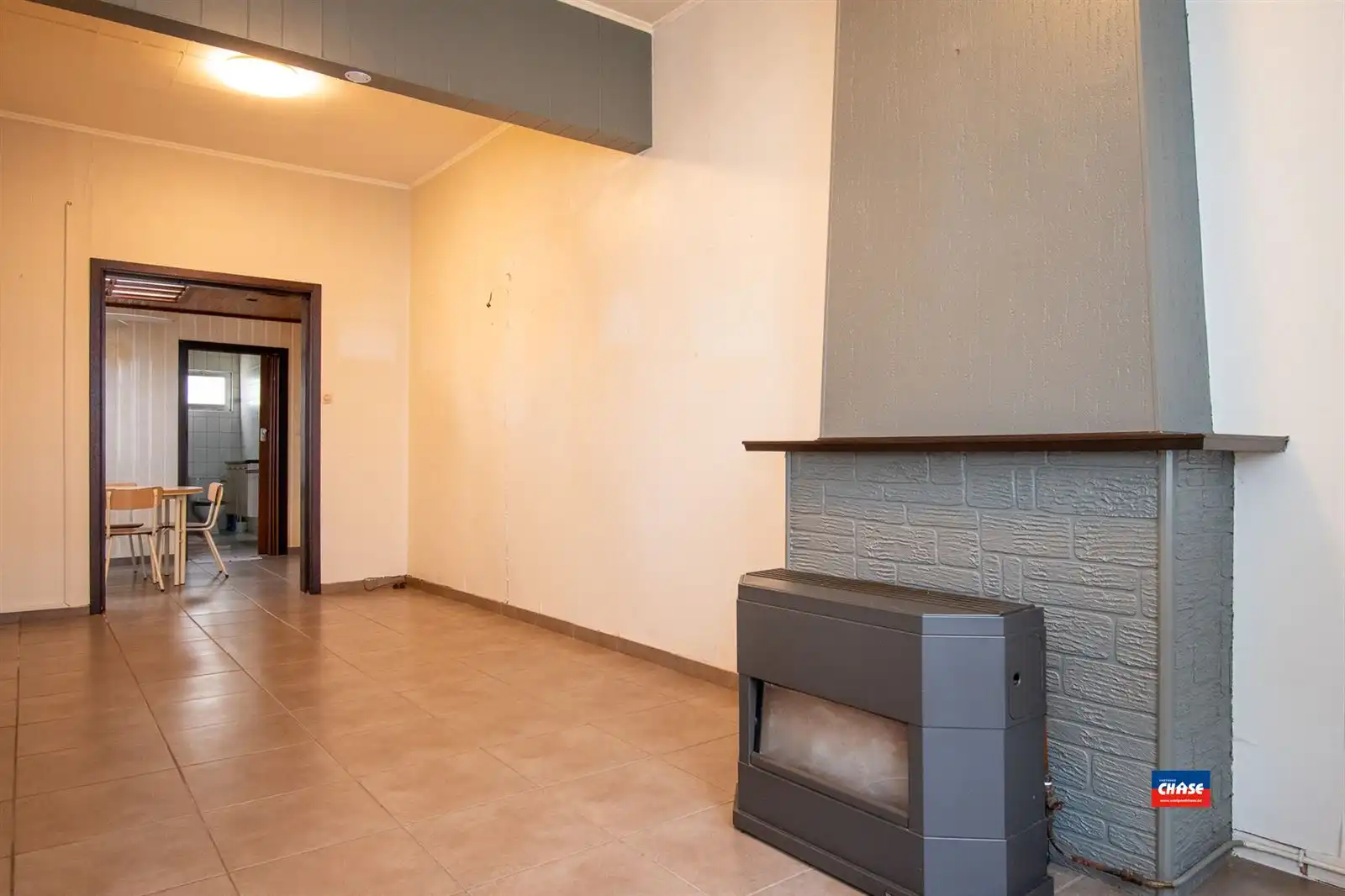 Te renoveren rijwoning met twee slaapkamers en tuin foto 3