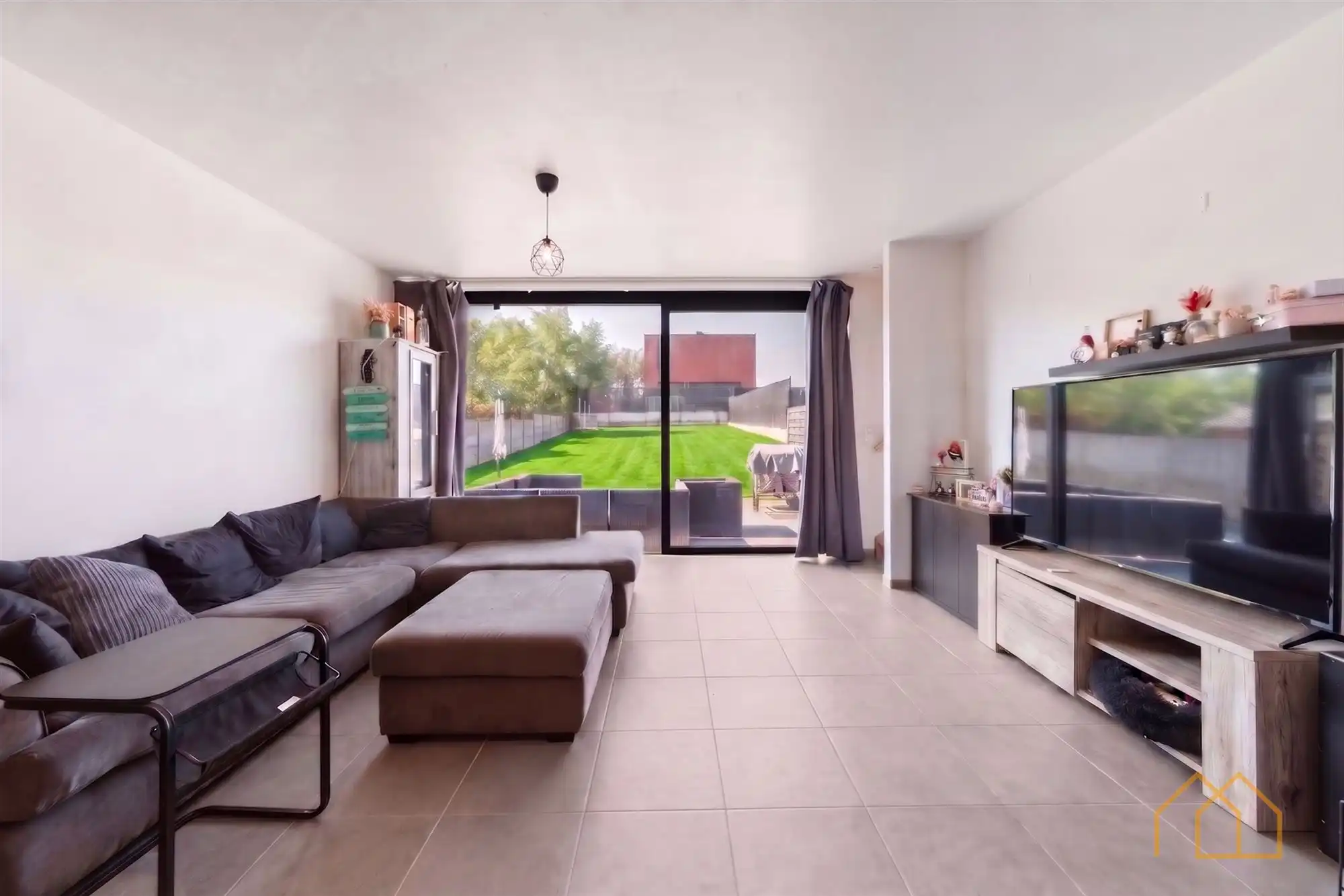 Hedendaagse woning met tuin foto 3